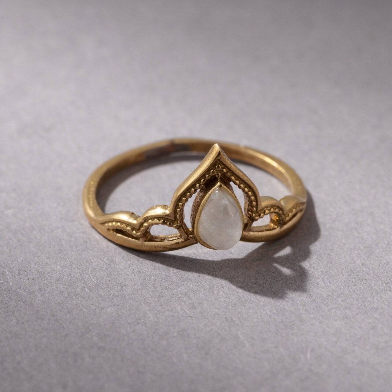 Tiara Kronen Ring mit Mondstein Spitze gold handgemacht - NooeBerlin
