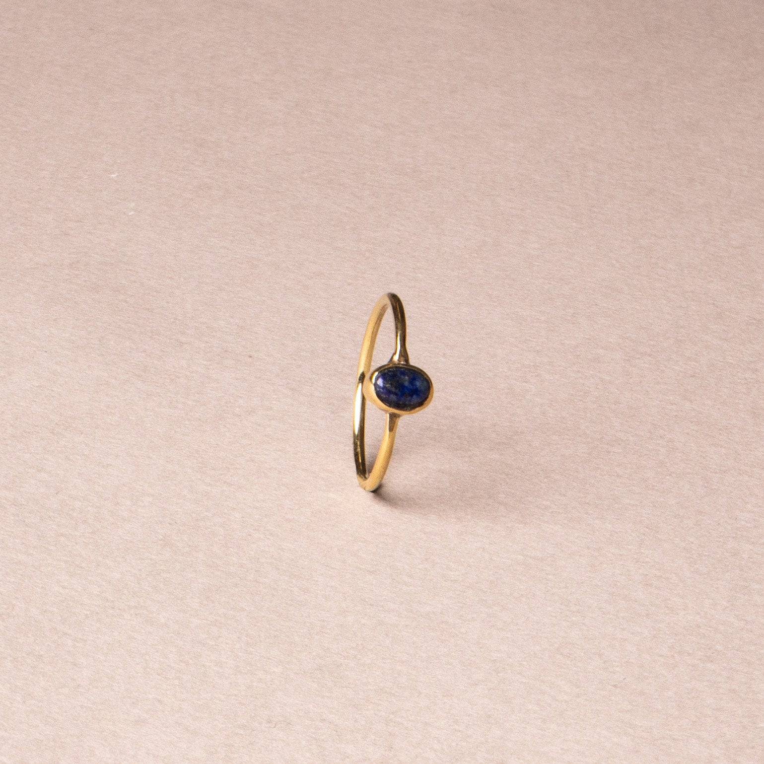 Feiner Lapis Lazuli Ring mit ovalem Stein - NooeBerlin