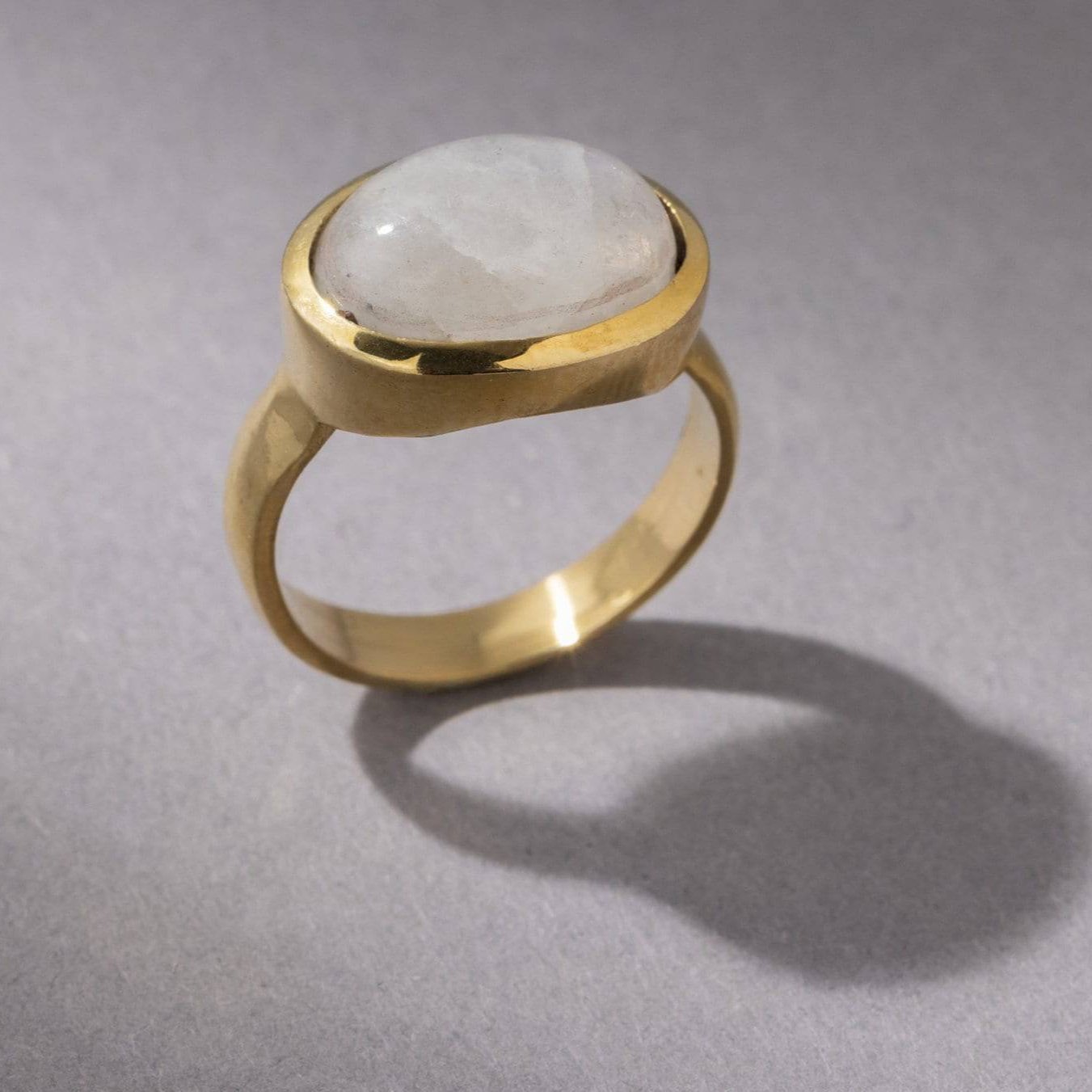 Großer Mondstein Ring mit ovalem Stein gold - NooeBerlin