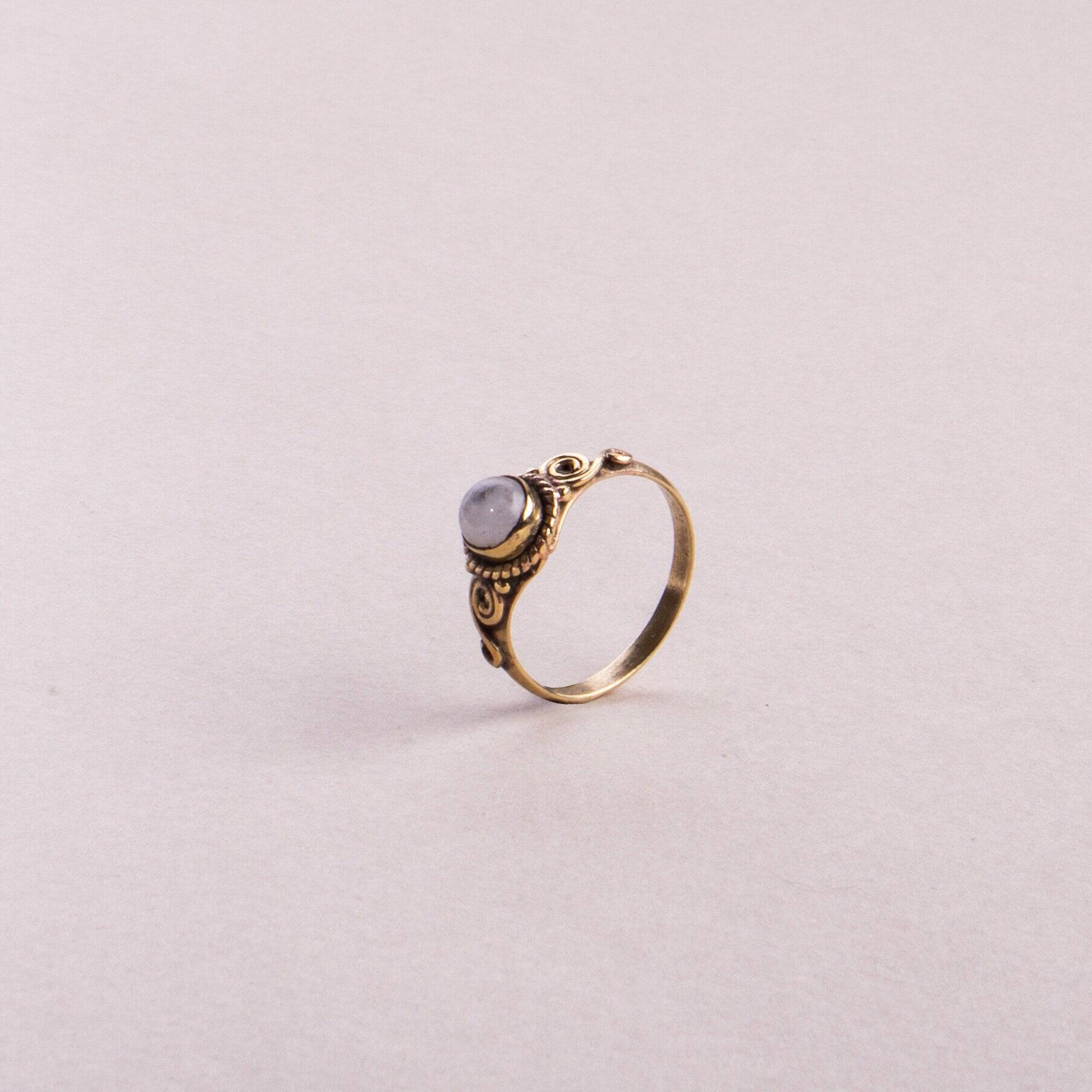 Mondstein Ring mit rundem Stein verspielt handgemacht - NooeBerlin