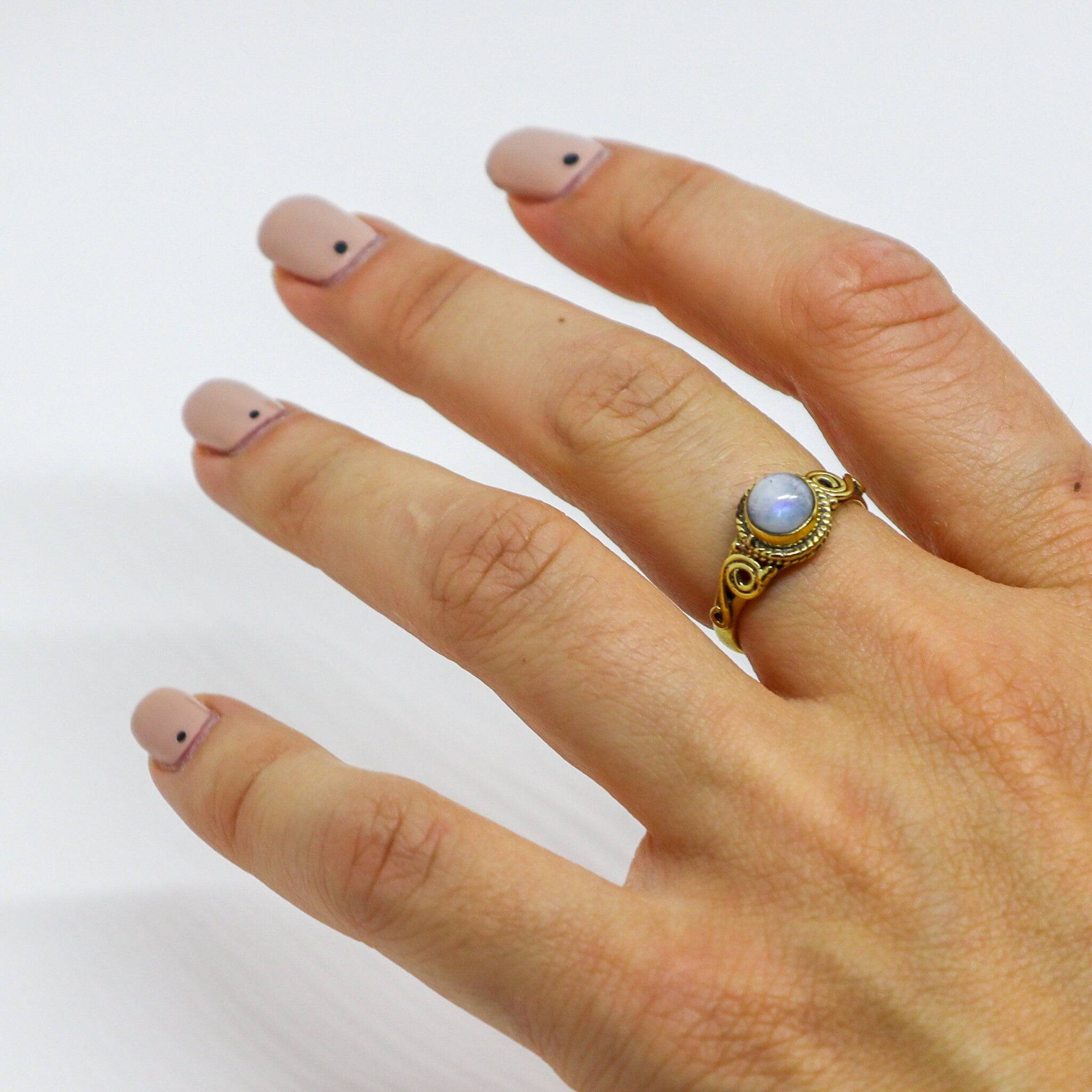 Mondstein Ring mit rundem Stein verspielt handgemacht - NooeBerlin