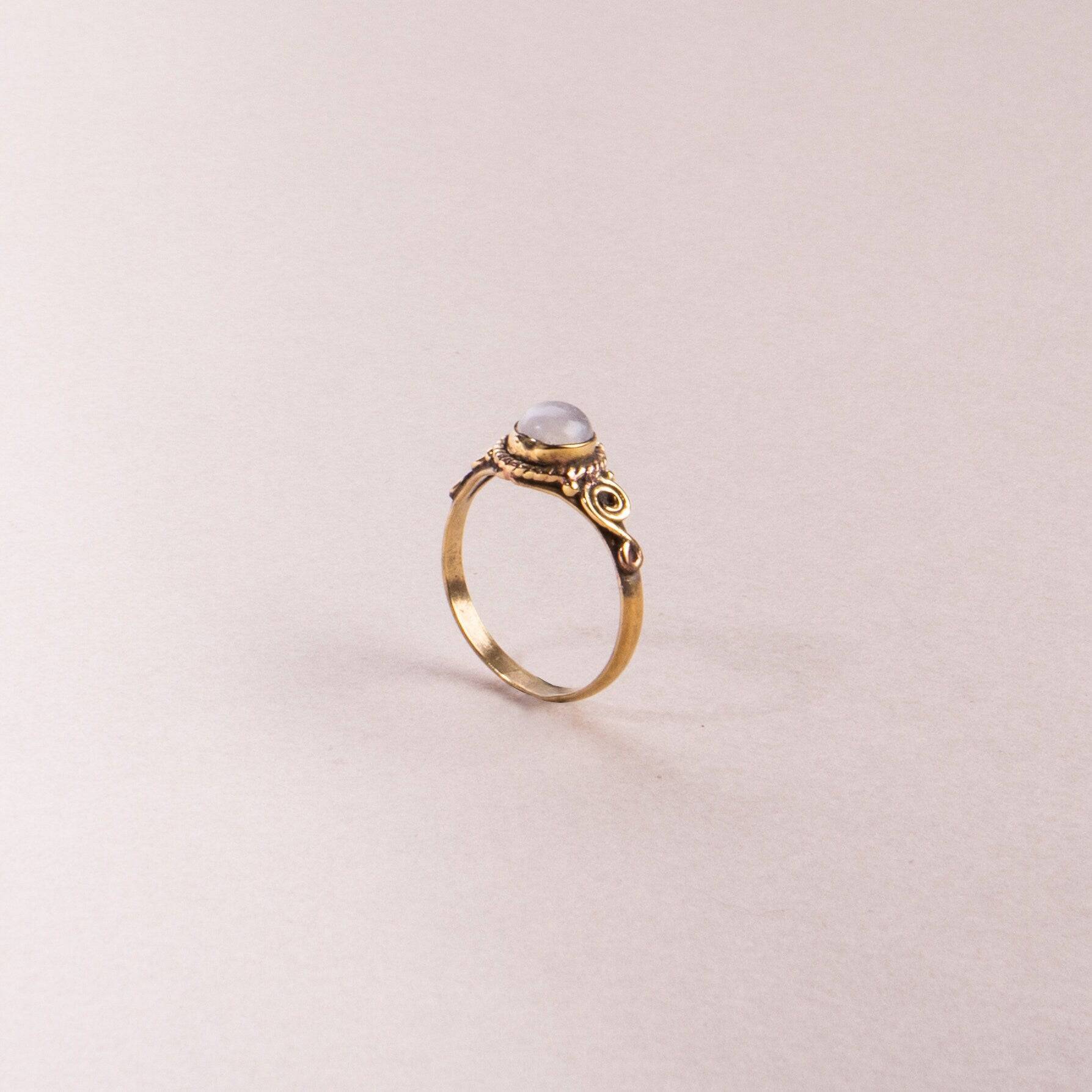 Mondstein Ring mit rundem Stein verspielt handgemacht - NooeBerlin