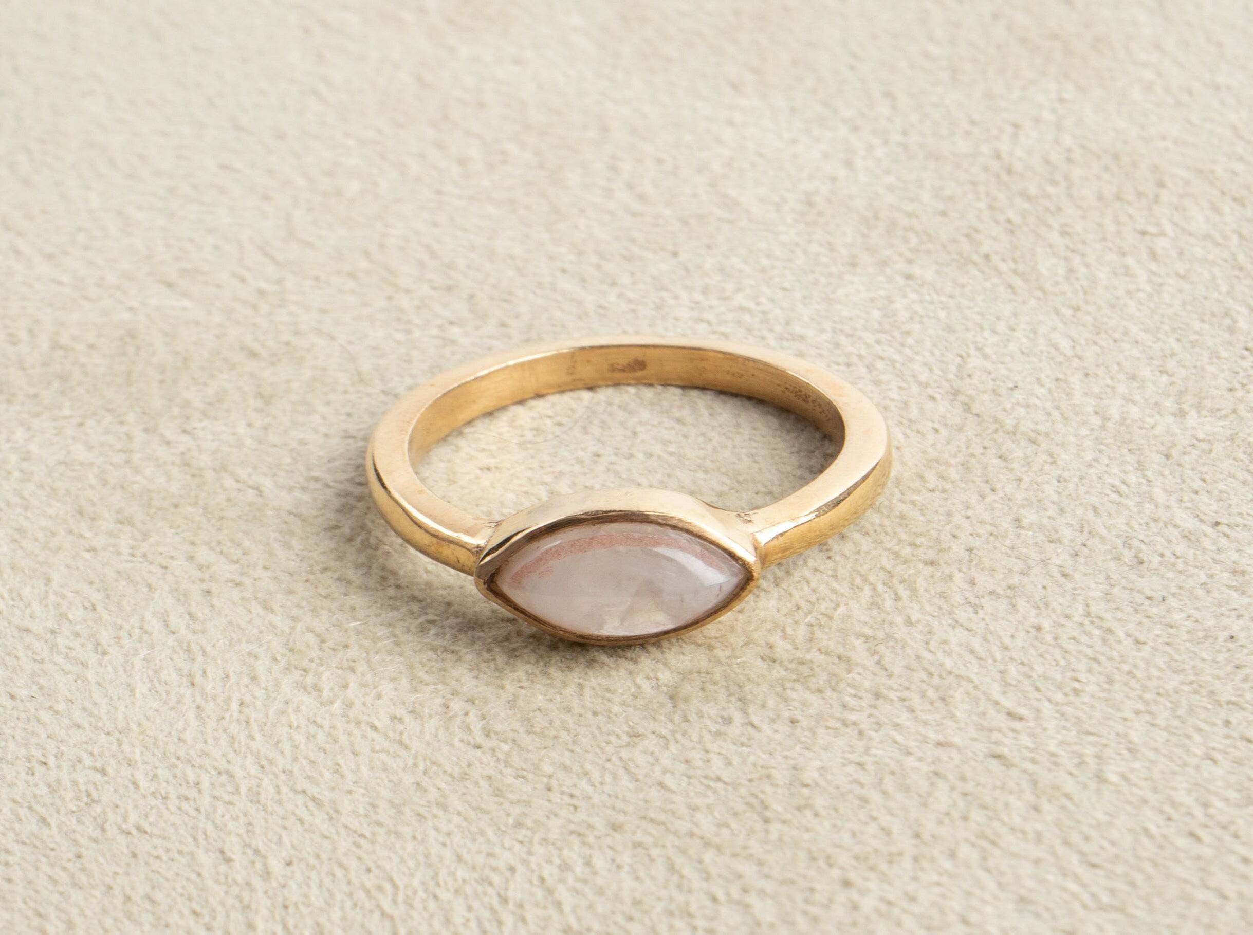 Ovaler Edelstein-Mondstein-Ring aus Messing gold | Minimalistischer Schmuck für Verlobungen und Geschenke - NooeBerlin