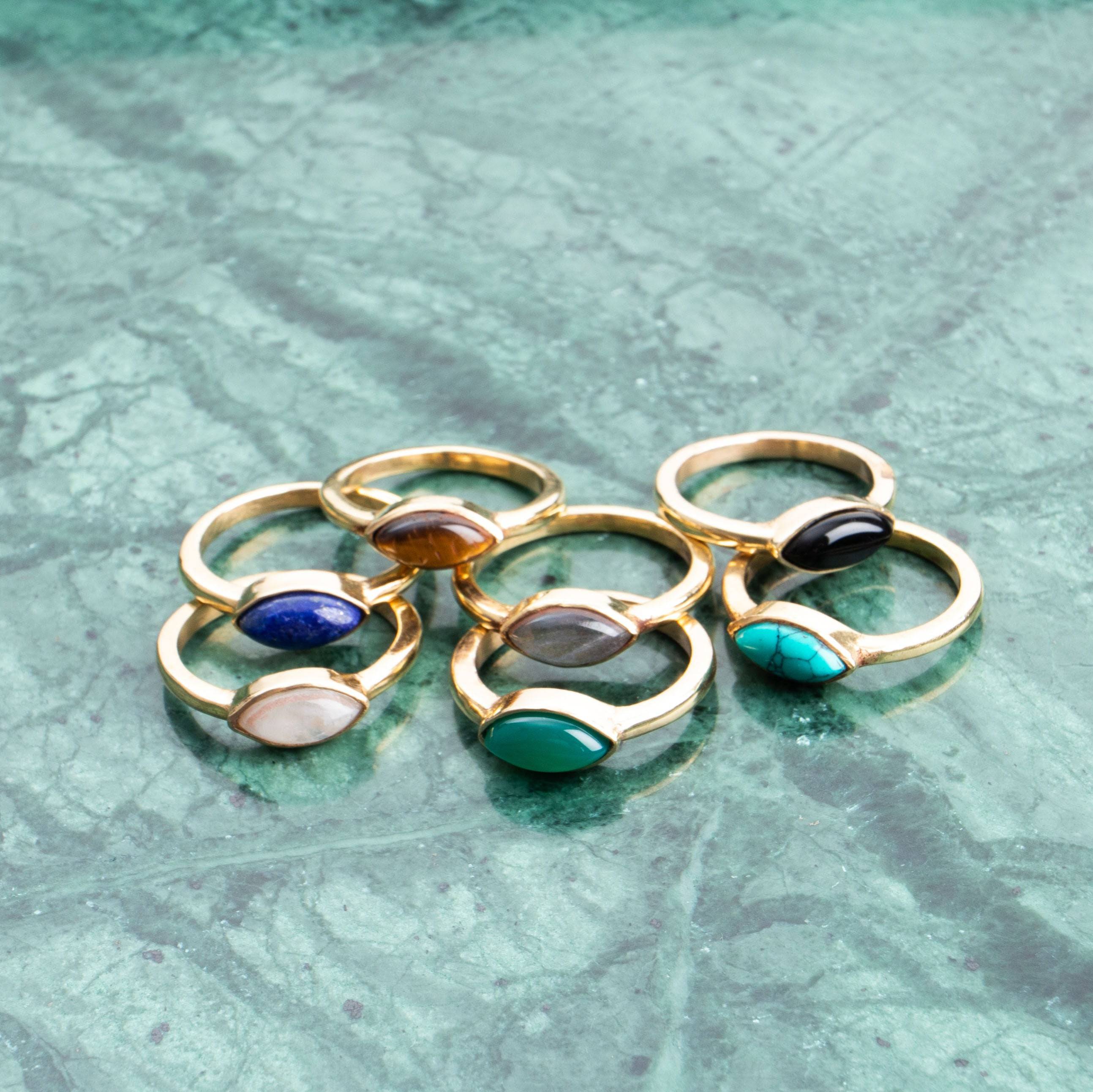Ovaler Edelstein-Mondstein-Ring aus Messing gold | Minimalistischer Schmuck für Verlobungen und Geschenke - NooeBerlin