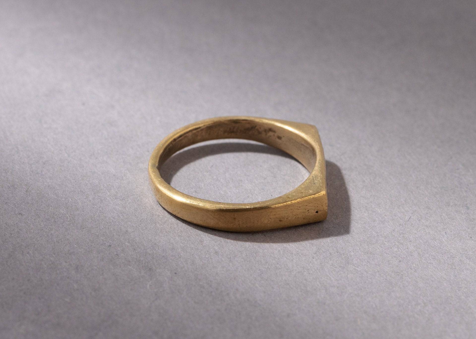 Schlichter Riegel Siegelring aus Messing - NooeBerlin