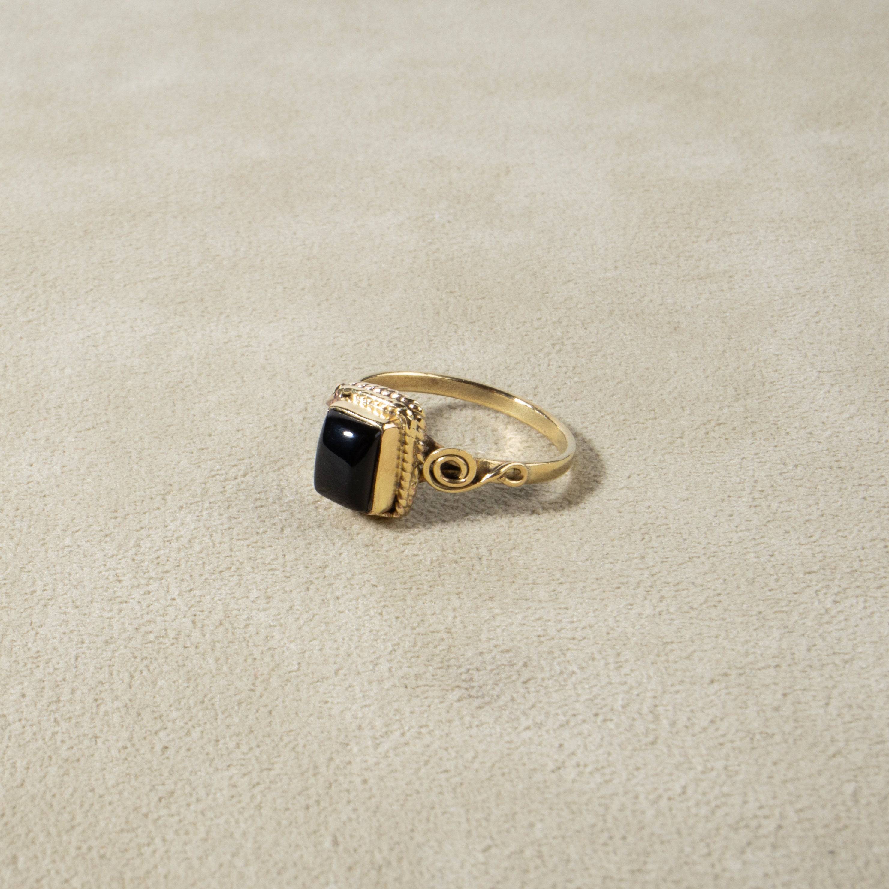 Schwarzer Onyx Ring eckig gold - NooeBerlin