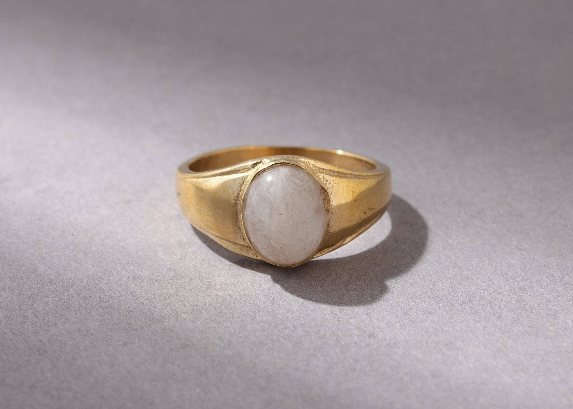 Siegelring mit Mondstein gold handgemacht - NooeBerlin