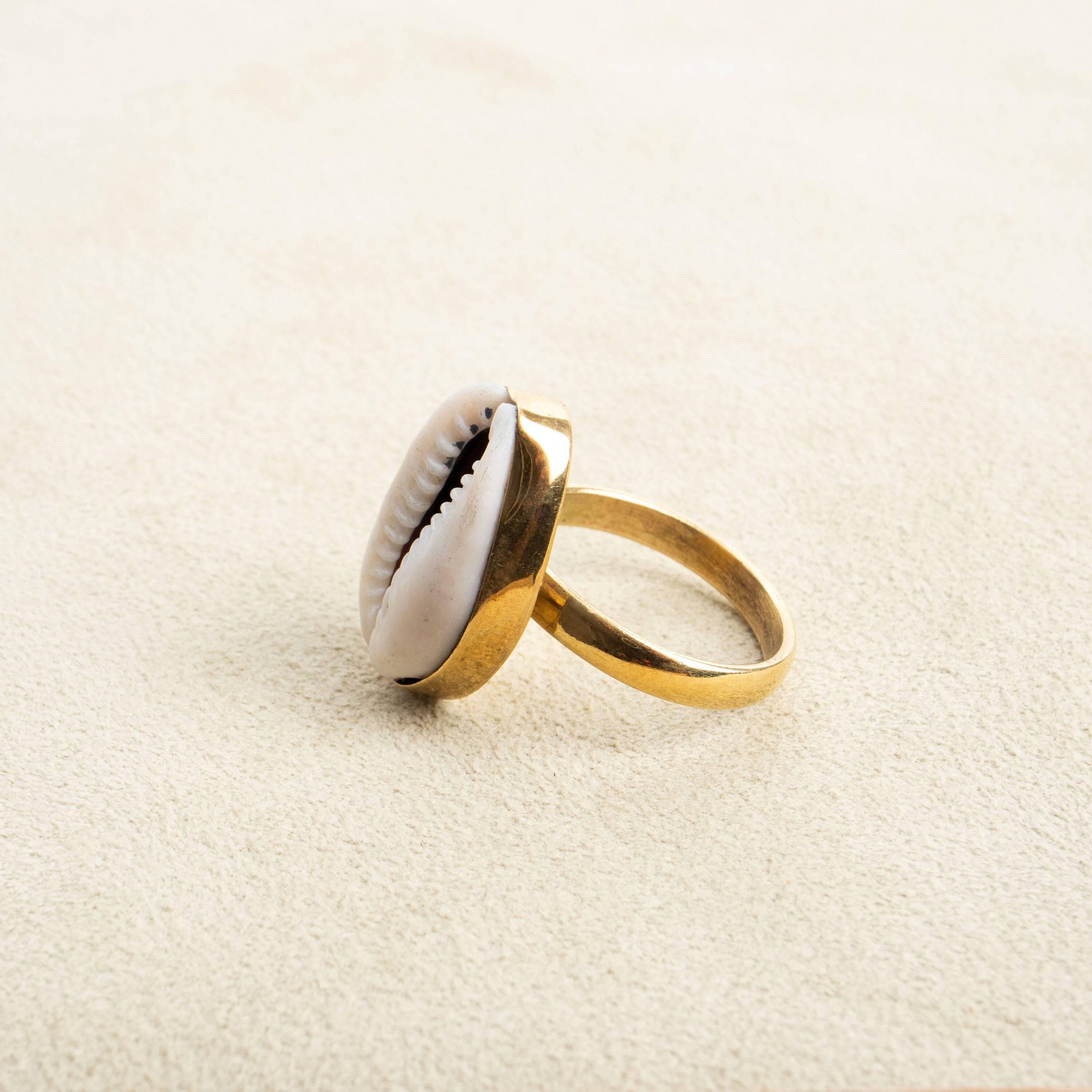 Großer Ring mit Kauri Muschel gold handgemacht - NooeBerlin