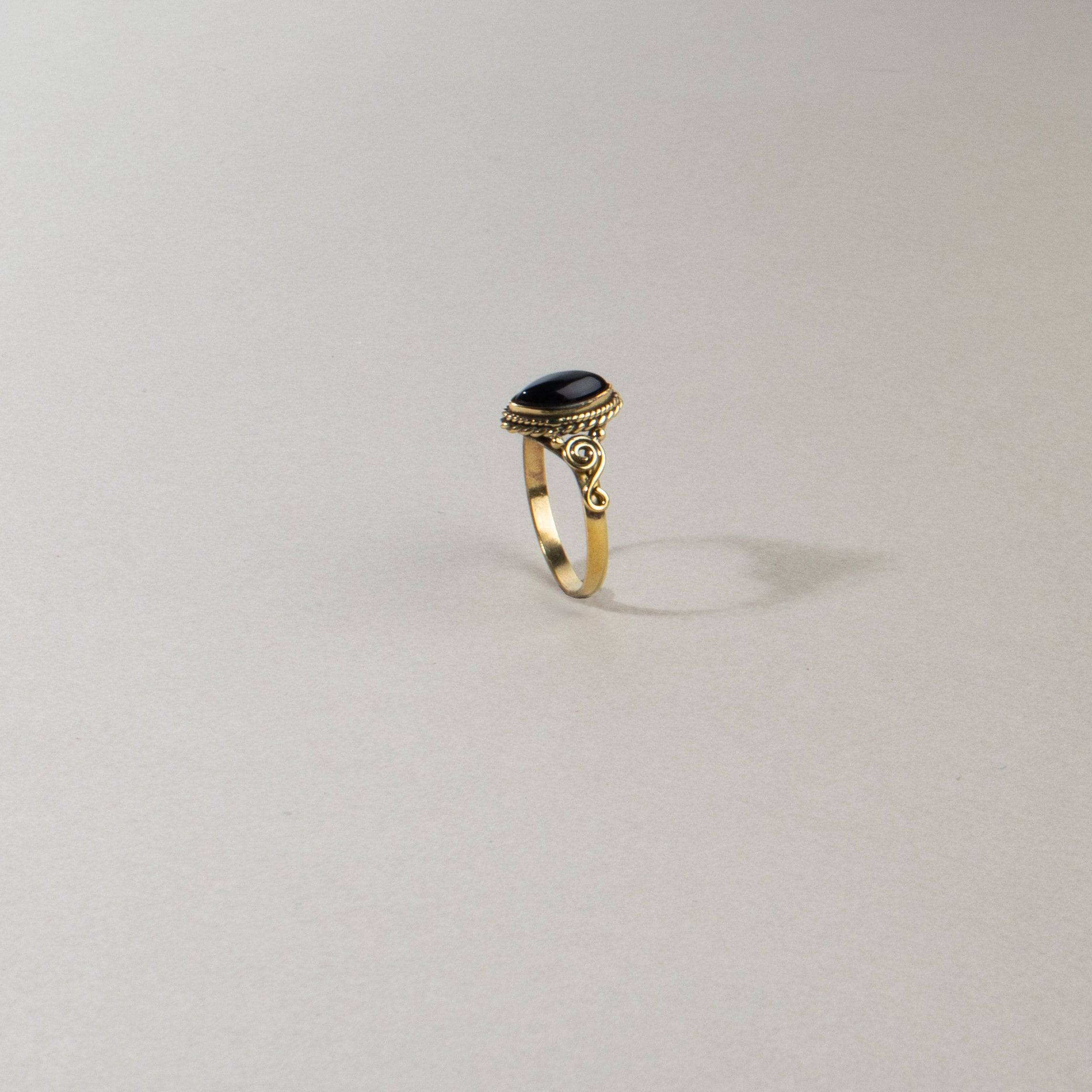 Schwarzer ovaler Onyx Edelstein Ring verspielt - NooeBerlin