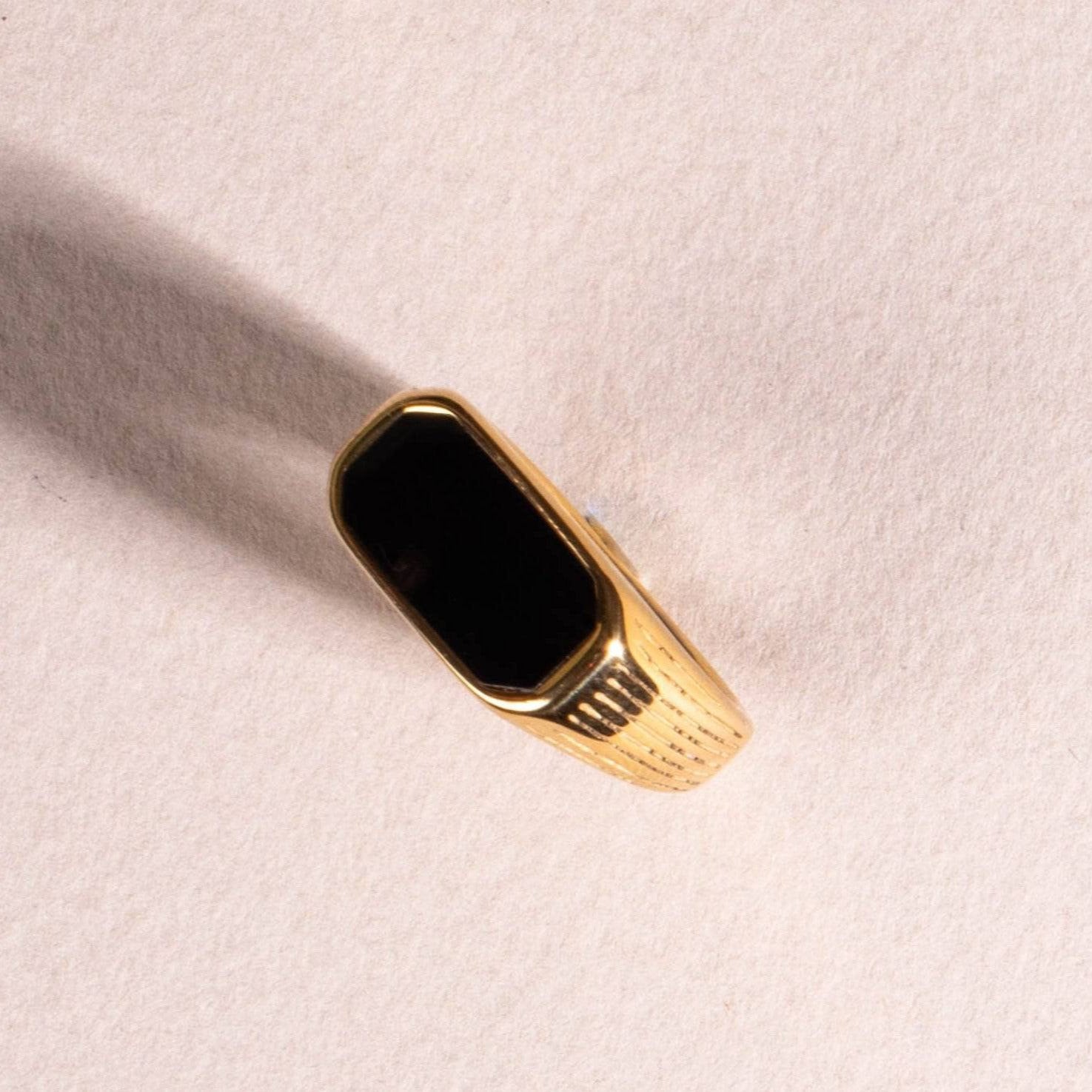 Siegelring Bar mit schwarzem Stein gold handgemacht - NooeBerlin