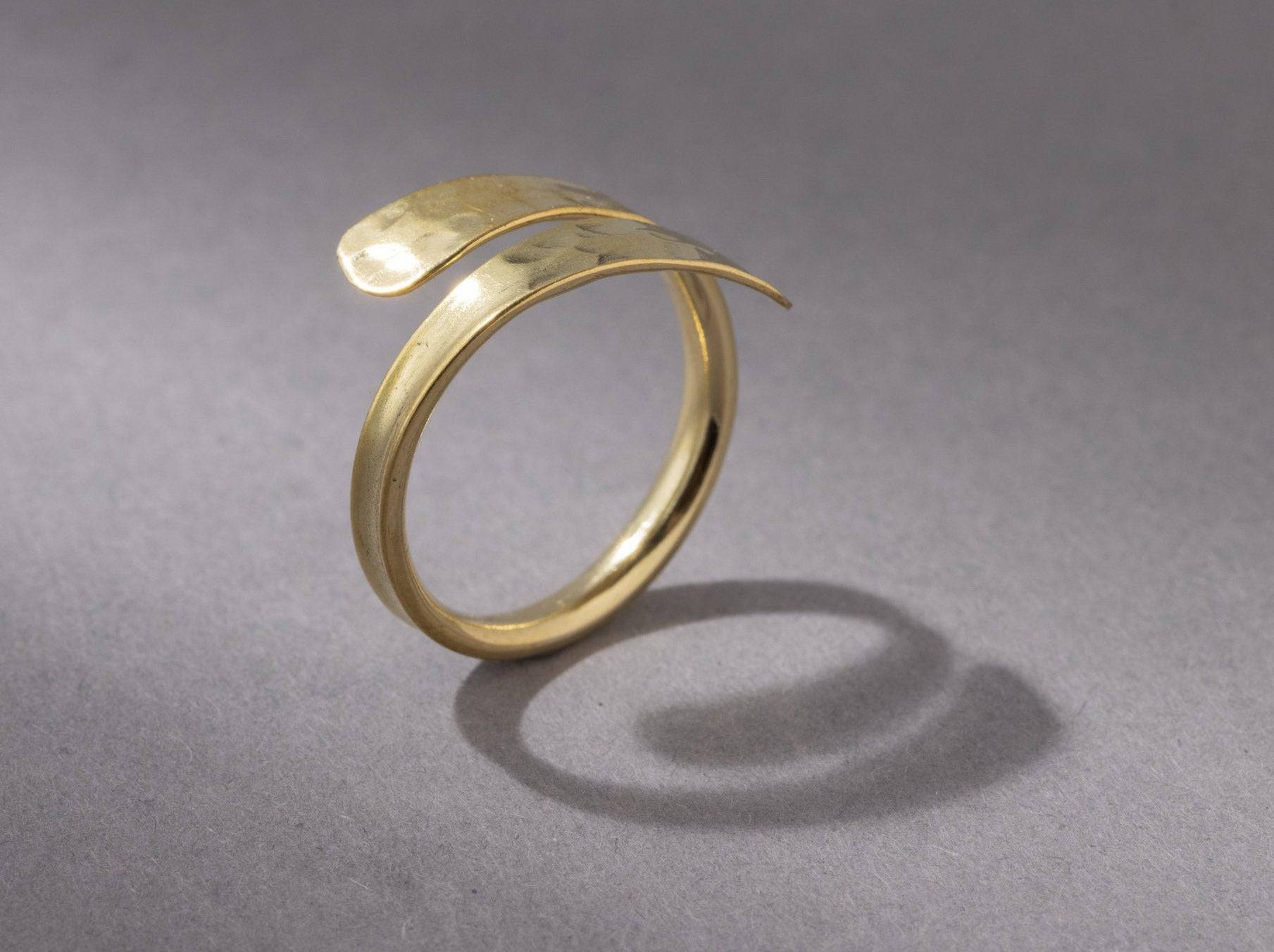 Offener gehämmerter Ring aus Messing - NooeBerlin