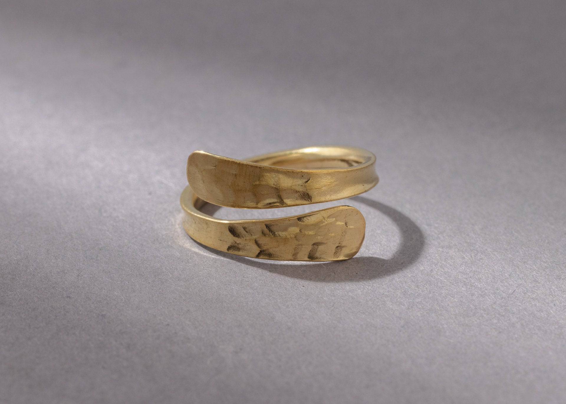 Offener gehämmerter Ring aus Messing - NooeBerlin