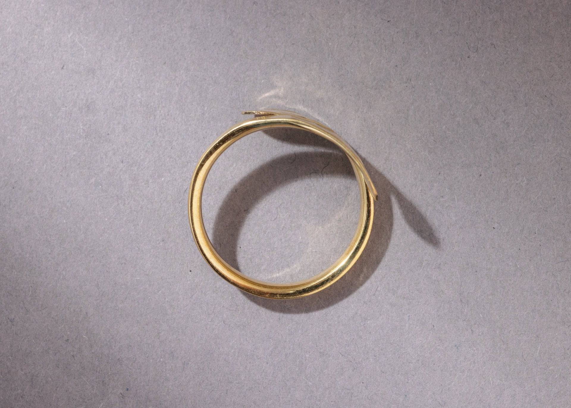 Offener gehämmerter Ring aus Messing - NooeBerlin