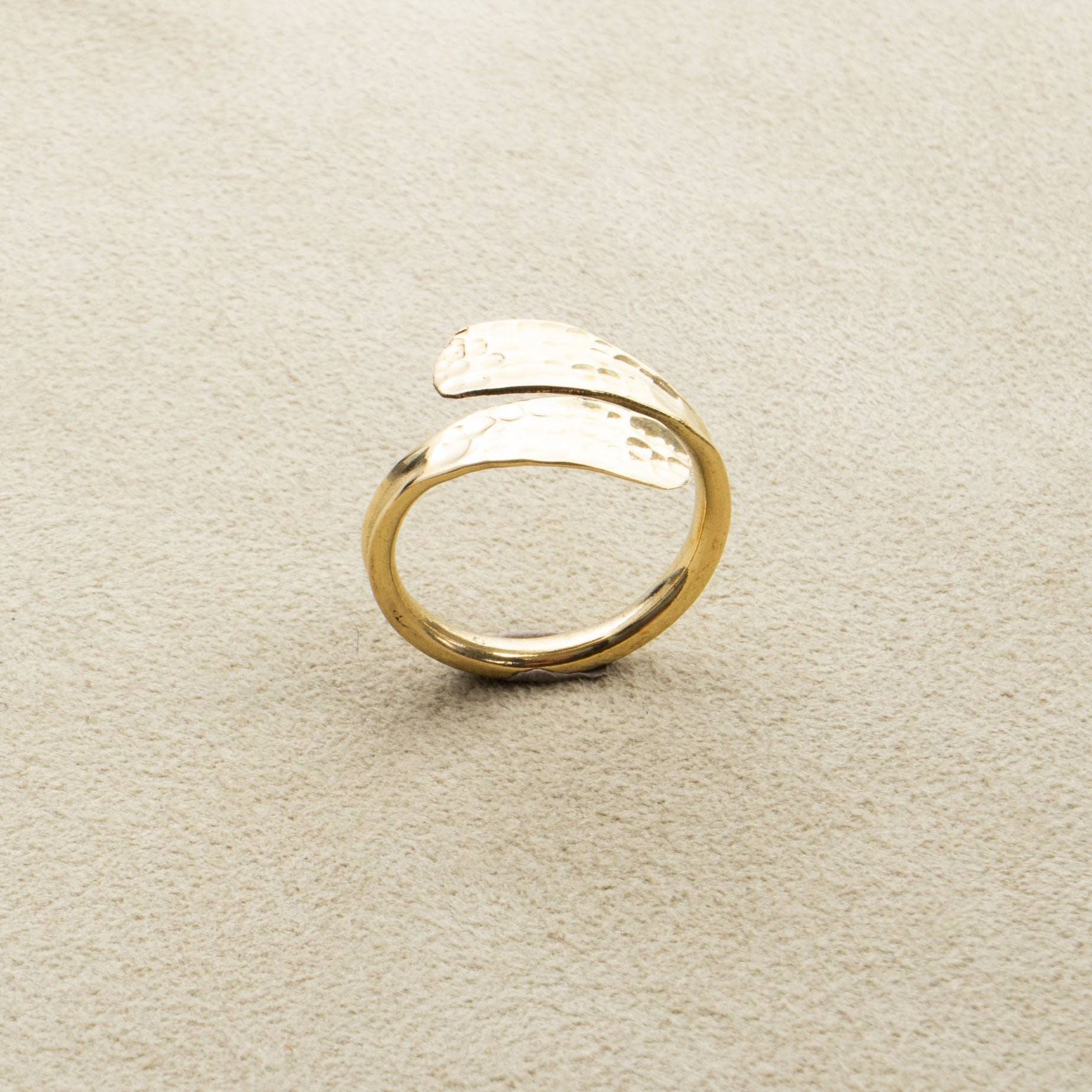 Offener gehämmerter Ring aus Messing - NooeBerlin
