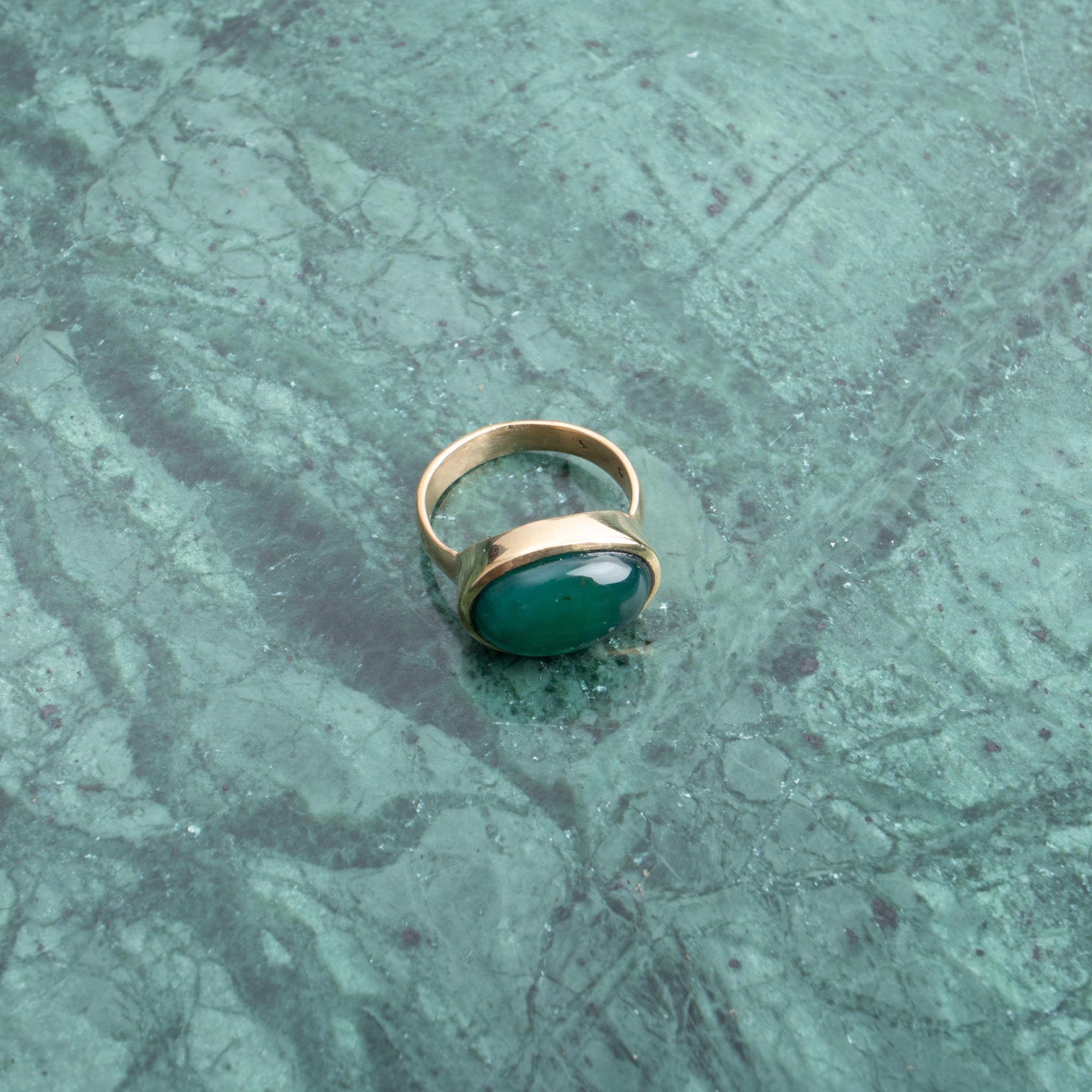 Großer Ring mit ovalem grüner Onyx gold