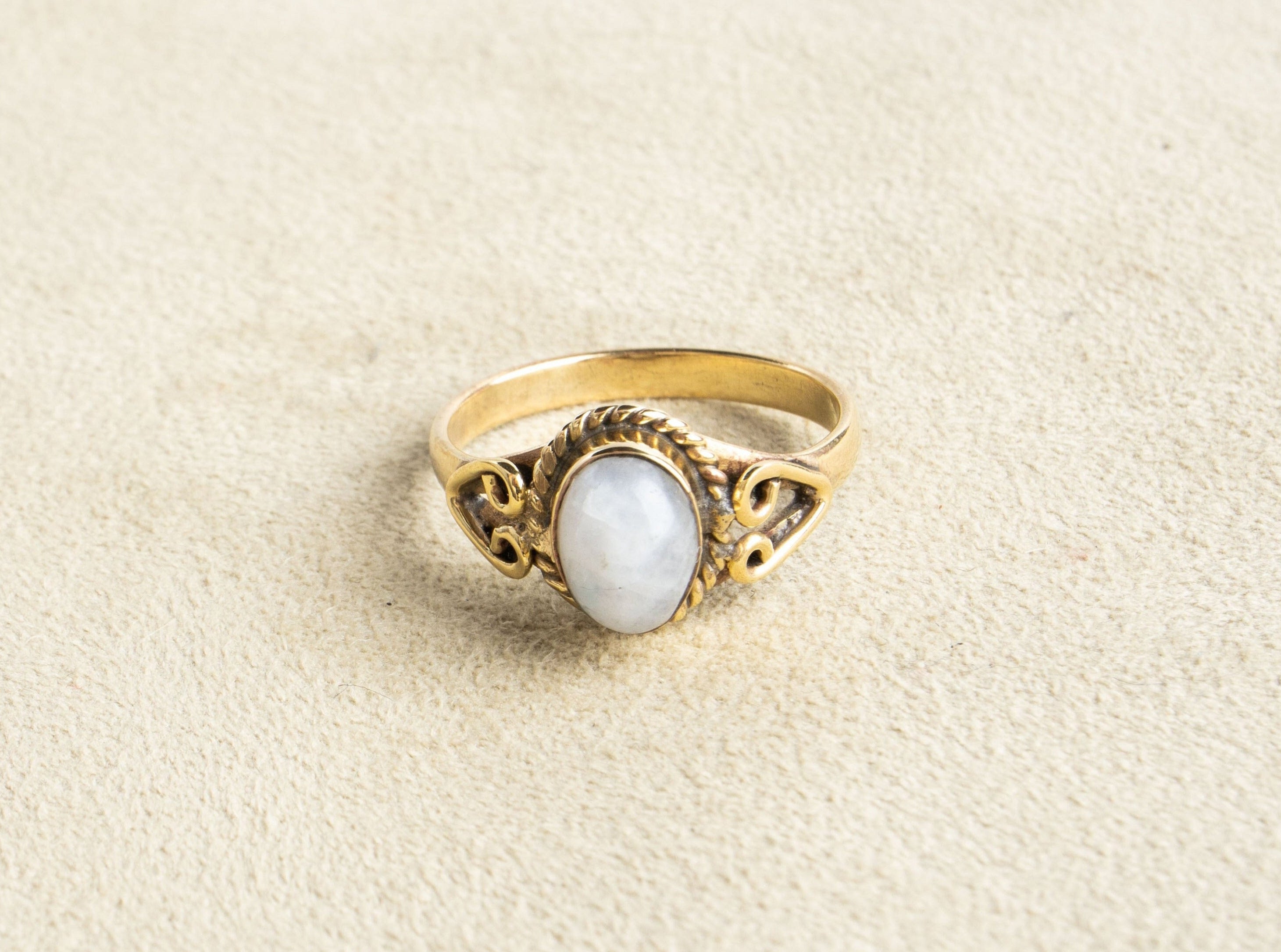 Mondstein Ring mit ovalem Stein gold handgemacht