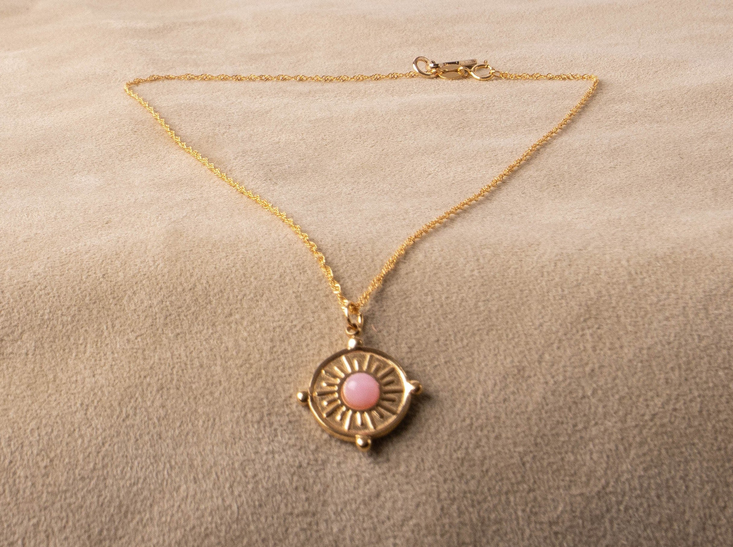 Vergoldete Gliederkette mit rundem Anhänger mit rundem rosa Stein aus 925 Steling Silber handgemacht