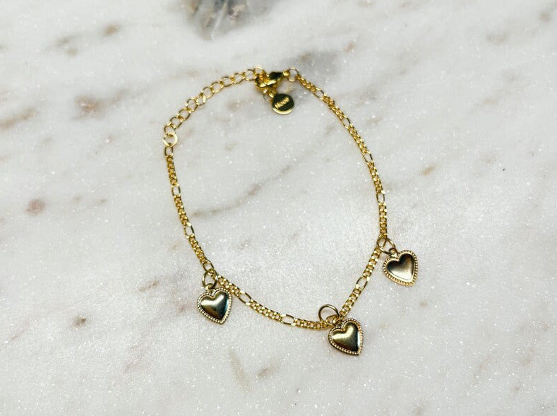Goldenes Figaro Armband mit Herz Charm Anhängern vergoldet