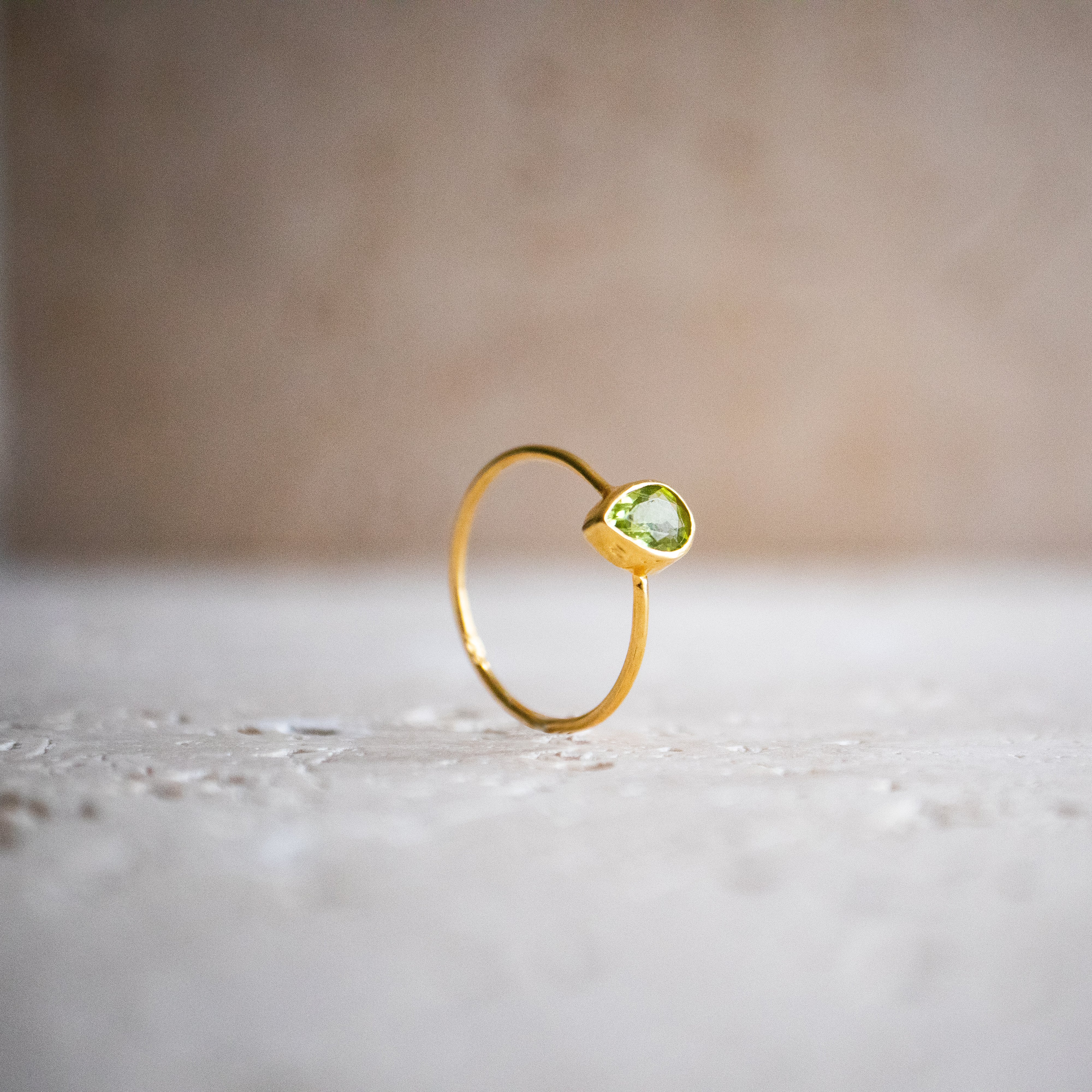 Zierlicher tröpfenfömiger Ring mit Peridot aus 925 Sterling Silber vergoldet / Stapelring mit grünem Stein handgemacht gold