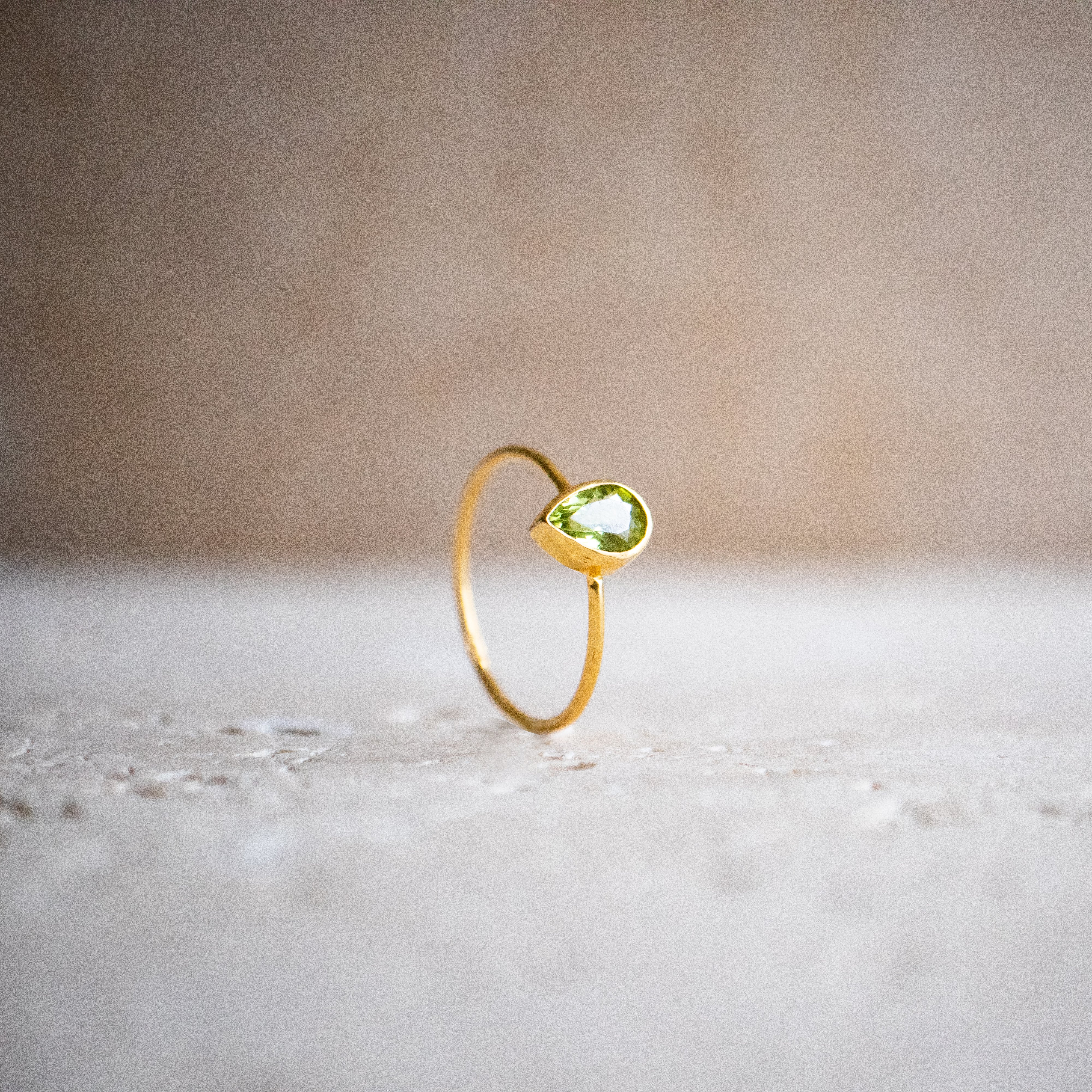 Zierlicher tröpfenfömiger Ring mit Peridot aus 925 Sterling Silber vergoldet / Stapelring mit grünem Stein handgemacht gold