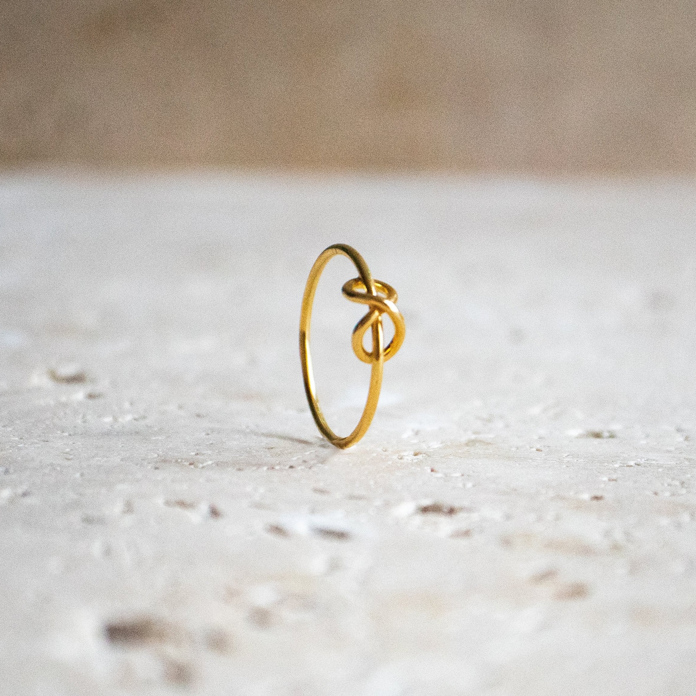 Zierlicher Knoten Ring Unendlichkeit aus vergoldetem 925 Sterling Silber / Brezel Schleife gold