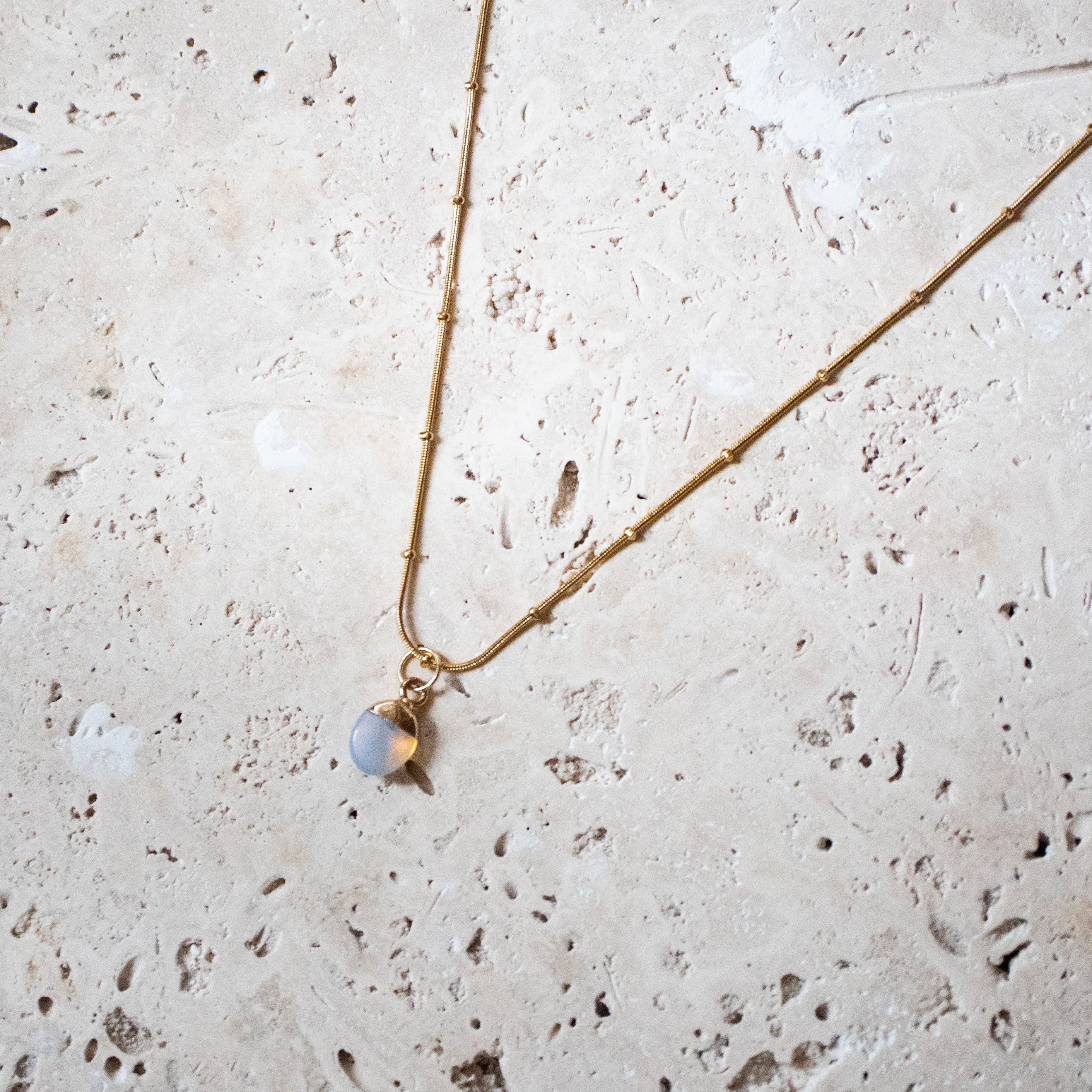 Zierliche vergoldete Kette mit ovalem Opal-Anhänger – handgemacht - Nooe UG