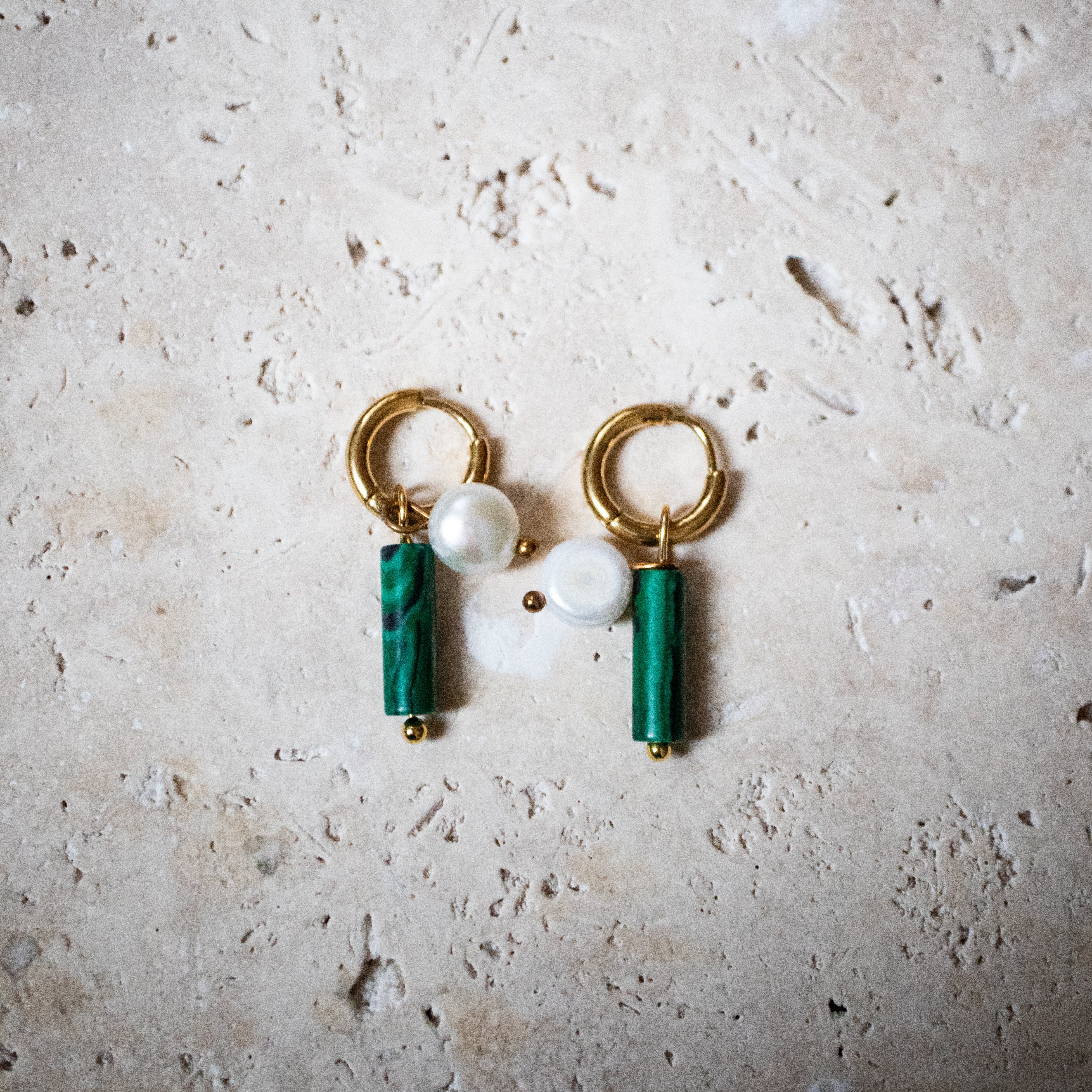 Malachite Huggies gold plated with Sfreshwater pearl