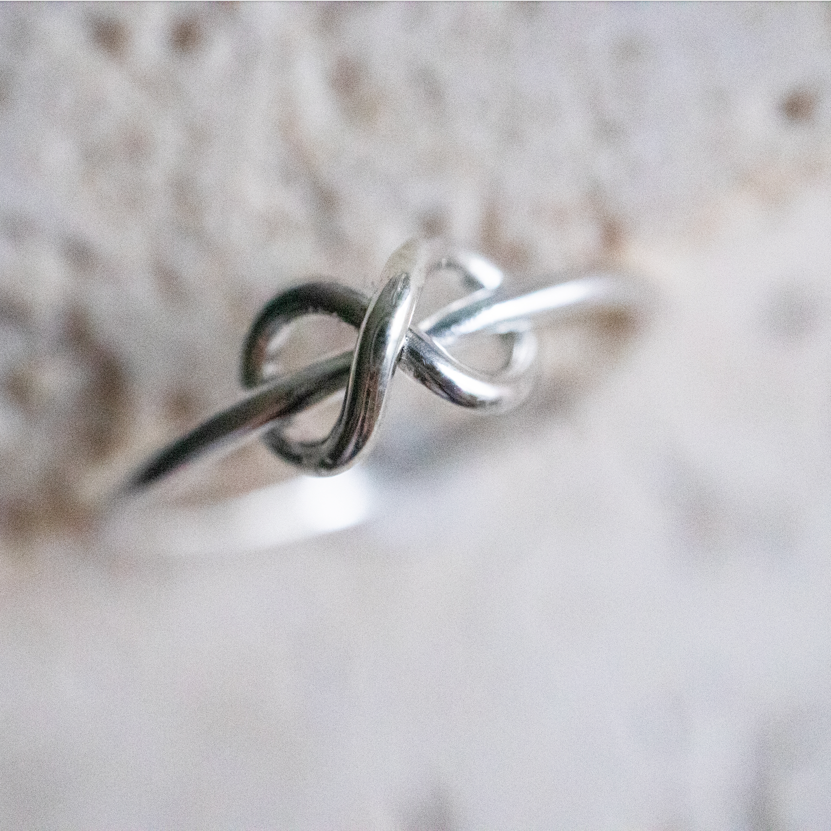 Zierlicher Knoten Ring Unendlichkeit aus 925 Sterling Silber / Brezel Schleife