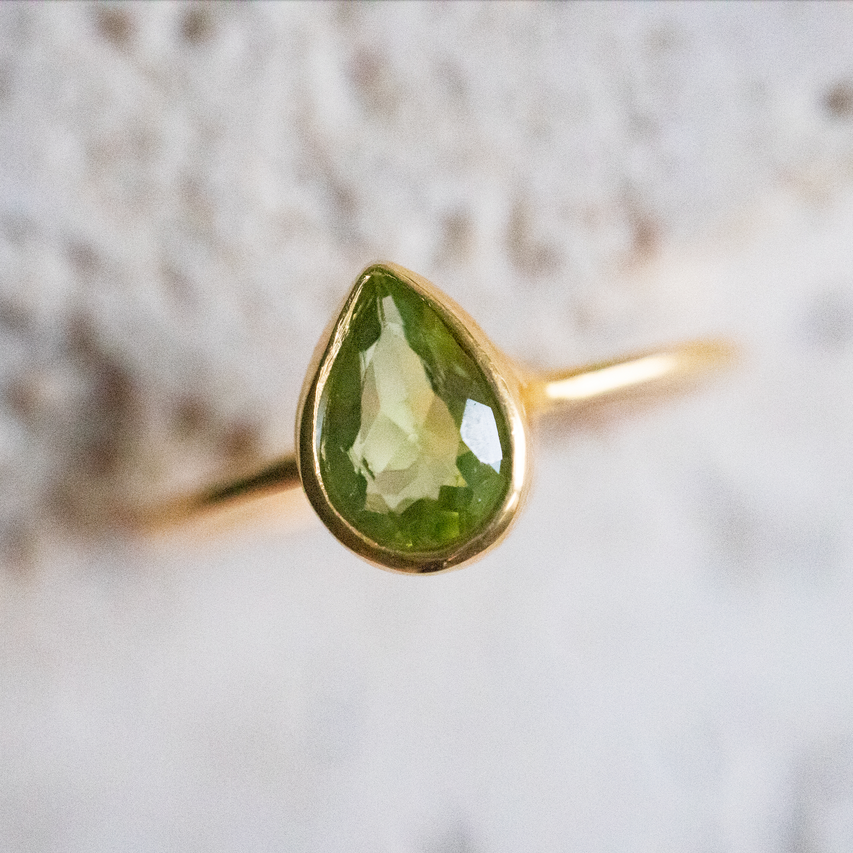 Zierlicher tröpfenfömiger Ring mit Peridot aus 925 Sterling Silber vergoldet / Stapelring mit grünem Stein handgemacht gold