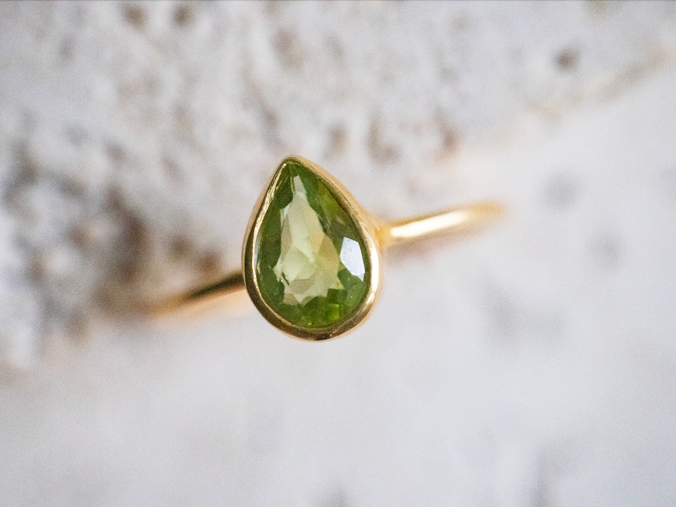 Zierlicher tröpfenfömiger Ring mit Peridot aus 925 Sterling Silber vergoldet / Stapelring mit grünem Stein handgemacht gold