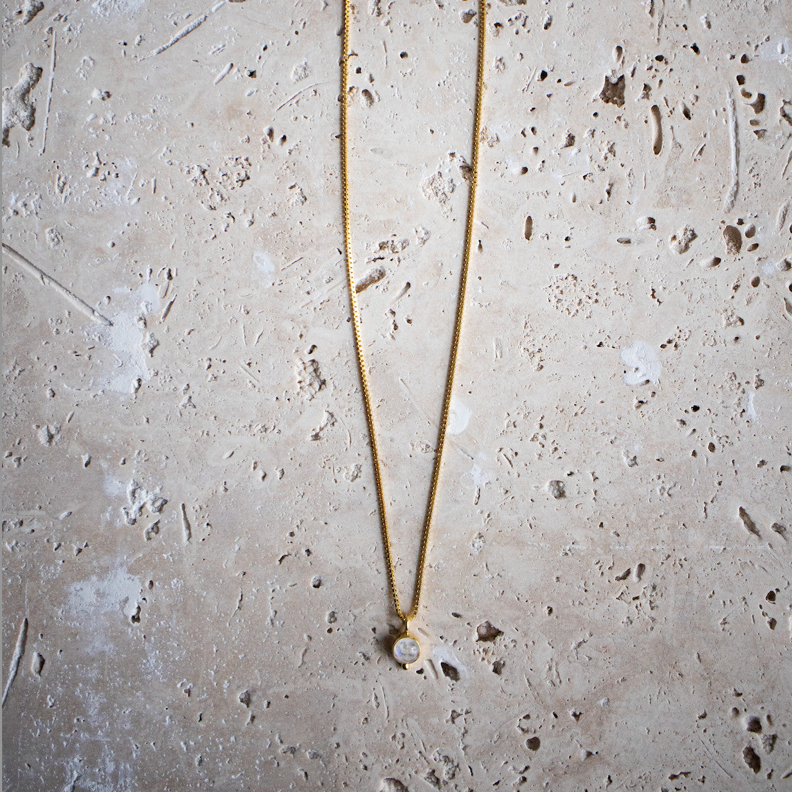 Zierliche Vergoldete Halskette aus 925 Sterling Silber mit rundem Regenbogen Mondstein handgemacht - Nooe UG