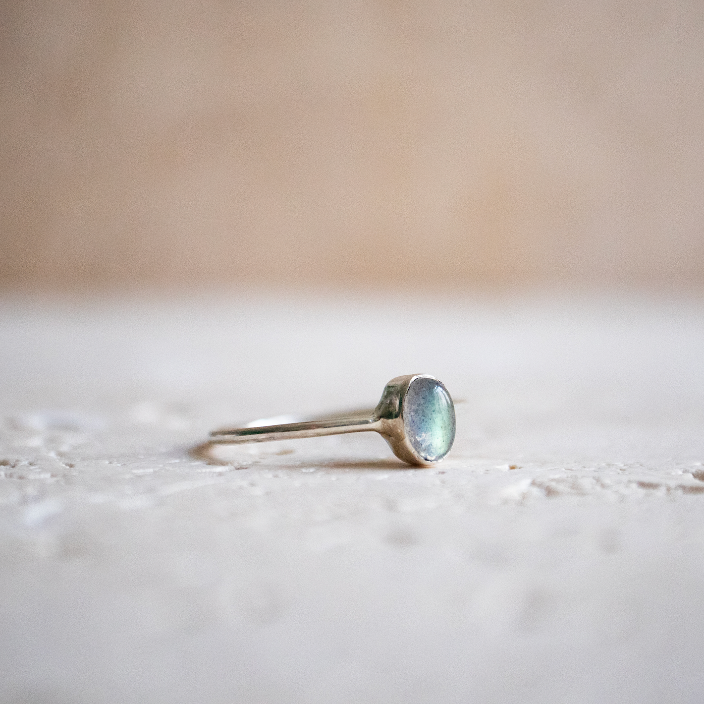 Zierlicher Labradorit Ring aus 925 Sterling Silber / ovaler Stapelring handgemacht - Nooe UG