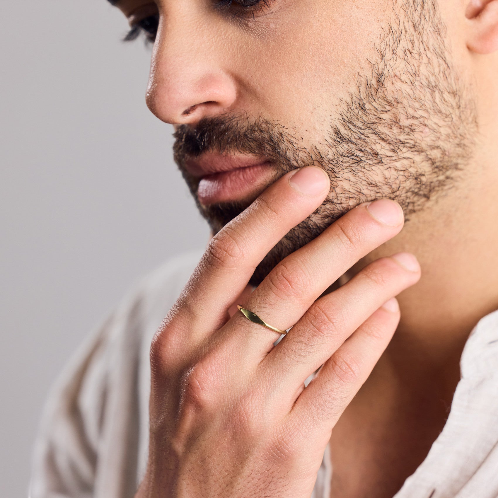 Feiner kleiner Siegelring gold handgefertigt - Stapelring aus Messing - Nooe UG