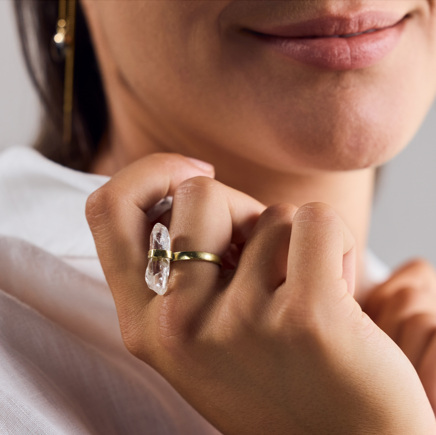 Anillo cristal de roca en bruto oro hecho a mano