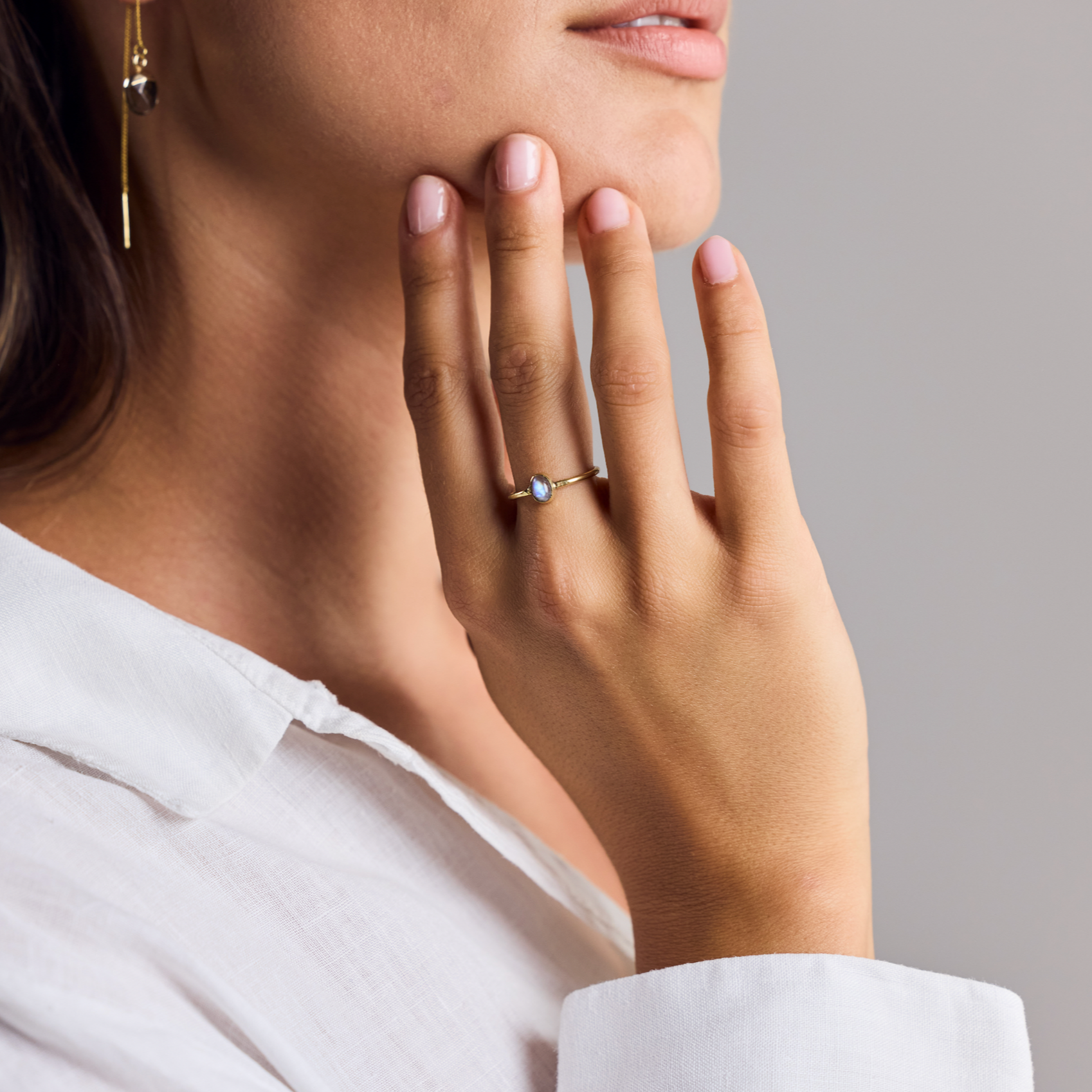 Feiner Labradorit-Ring mit ovalem Stein – handgemacht aus Messing