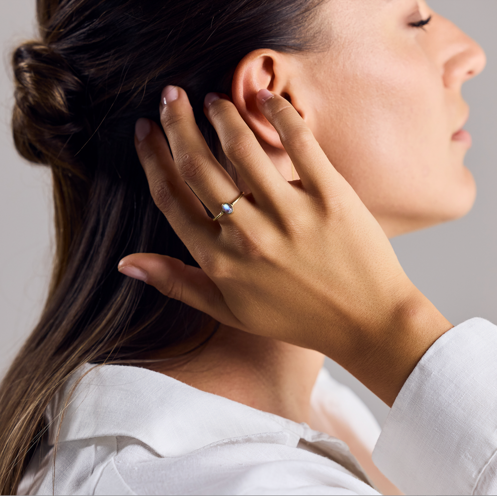 Feiner Labradorit-Ring mit ovalem Stein – handgemacht aus Messing - Nooe UG