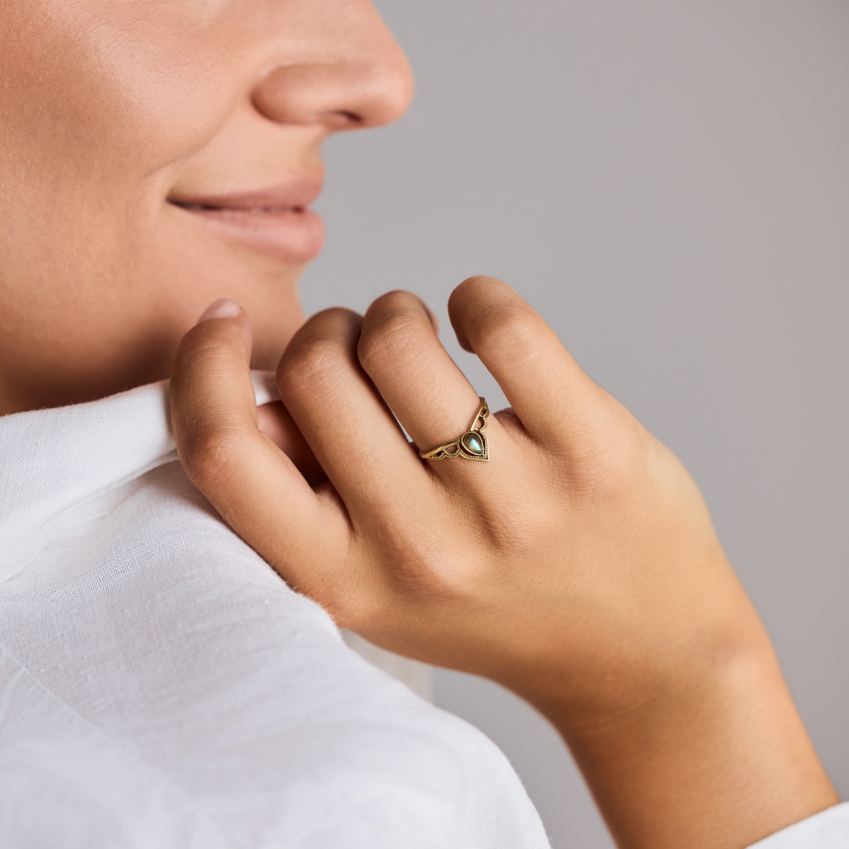 Tiara Kronen Ring mit Labradorit Spitze – Gold aus Messing Handgemacht
