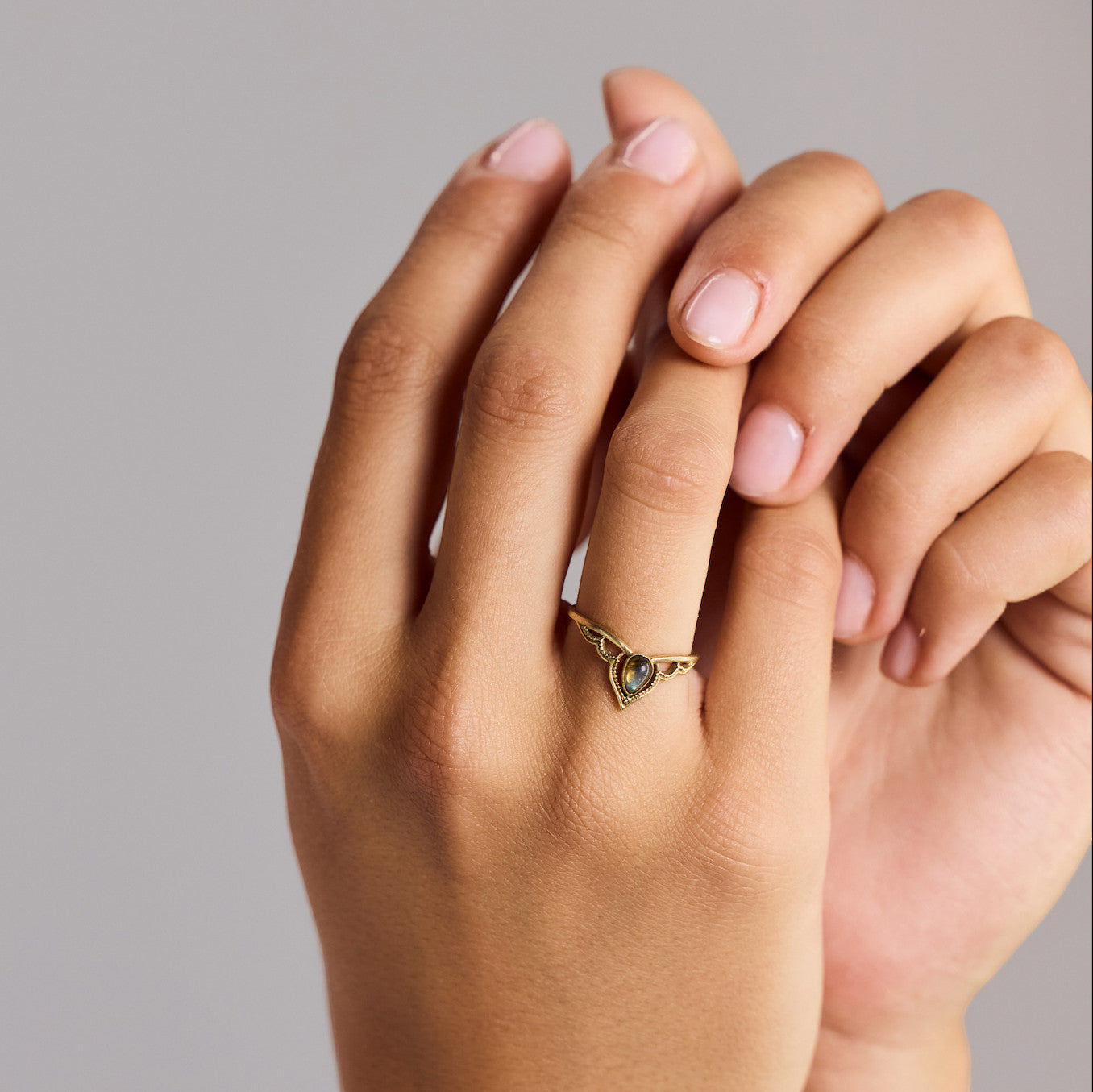 Tiara Kronen Ring mit Labradorit Spitze – Gold aus Messing Handgemacht - Nooe UG