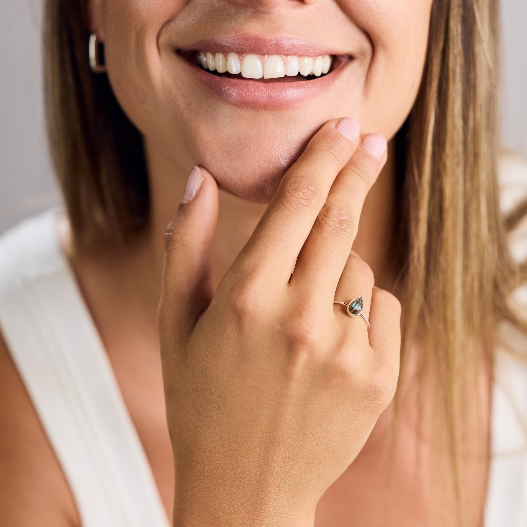 Dainty drop-shaped ring with labradorite made of 925 sterling silver / stacking ring teardrop handmade