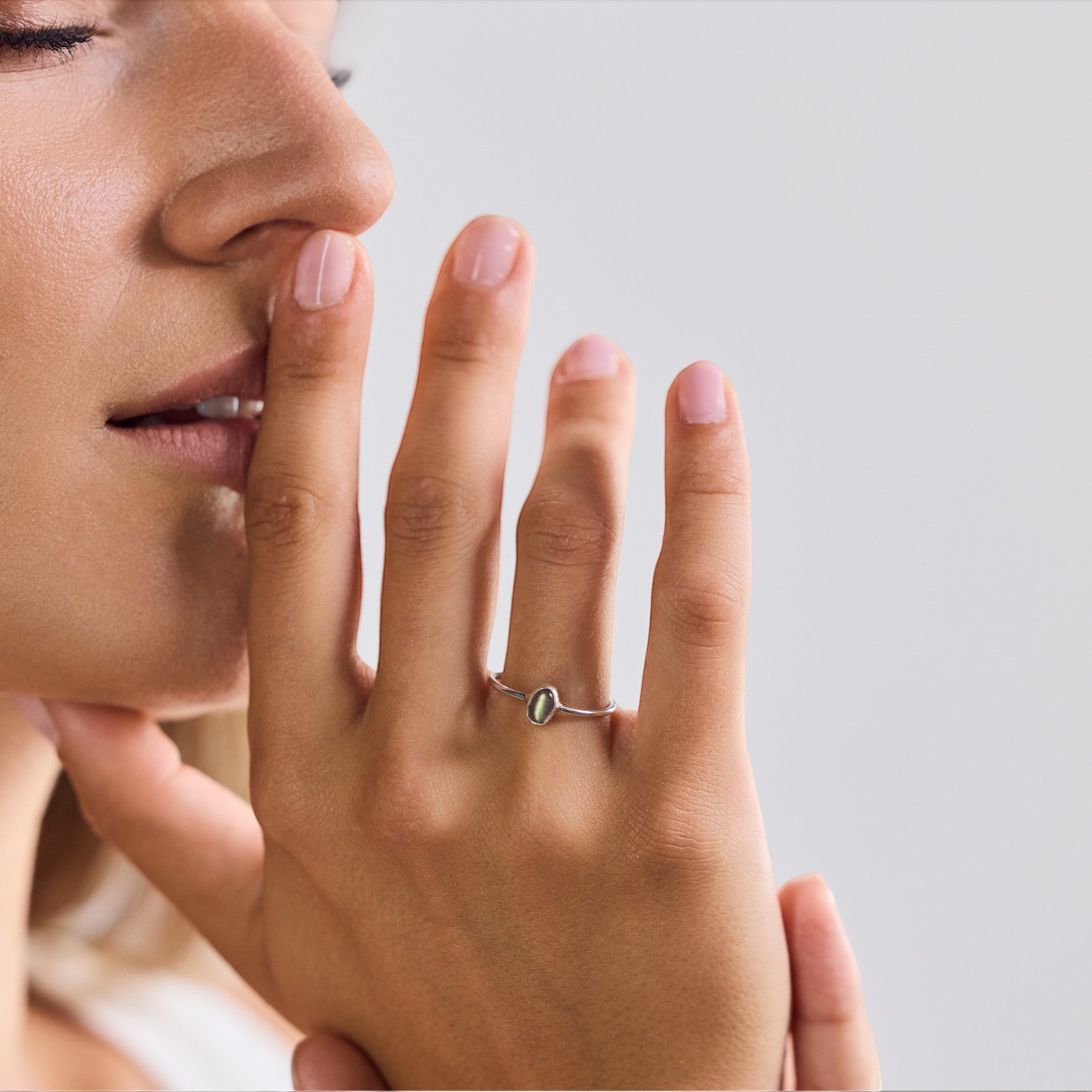 Zierlicher Labradorit Ring aus 925 Sterling Silber / ovaler Stapelring handgemacht - Nooe UG
