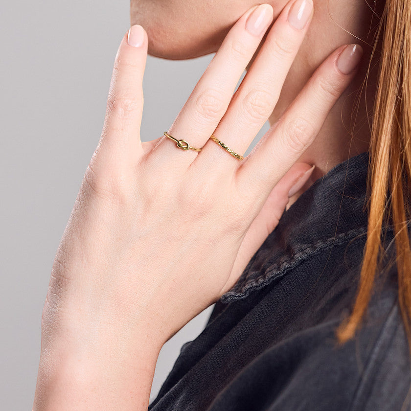 Feiner gedrehter Ring gold handgemacht - Stapelring aus Messing - Nooe UG