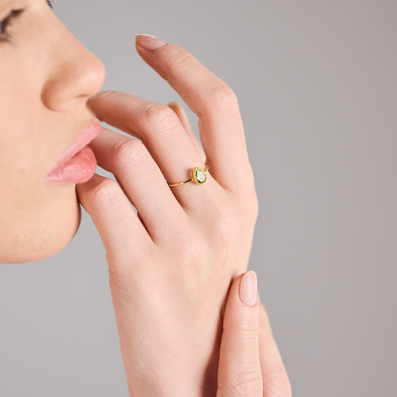 Dainty drop-shaped ring with peridot made of 925 sterling silver gold plated / stacking ring with green stone handmade gold