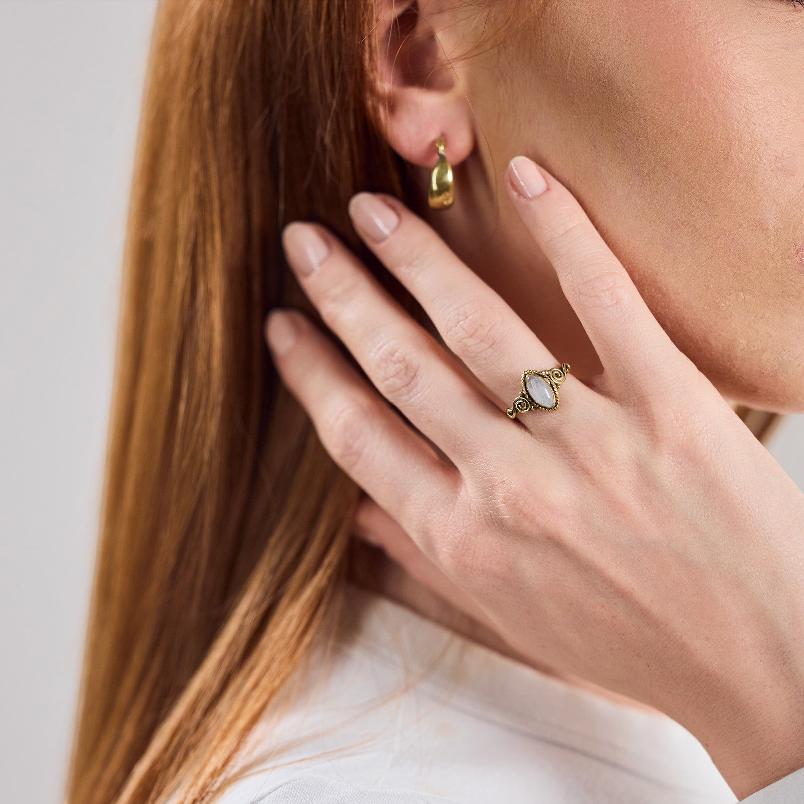 Ring mit weißem Mondstein – Augenförmiges Design in Gold im Boho Stil - Nooe UG