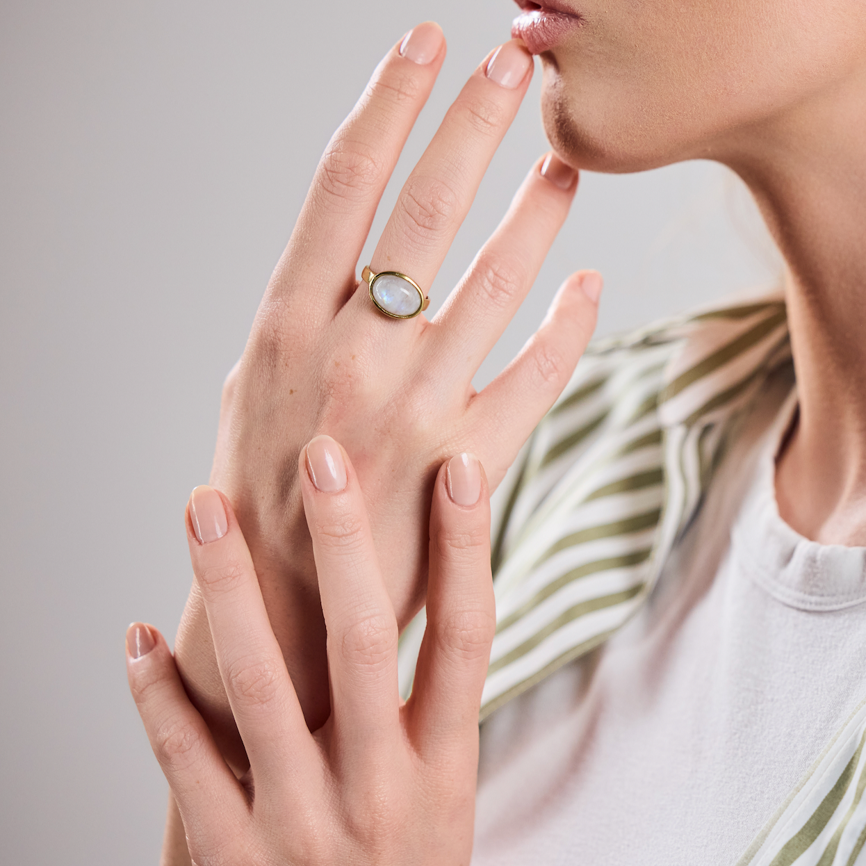 Großer Mondstein Ring mit ovalem Stein gold