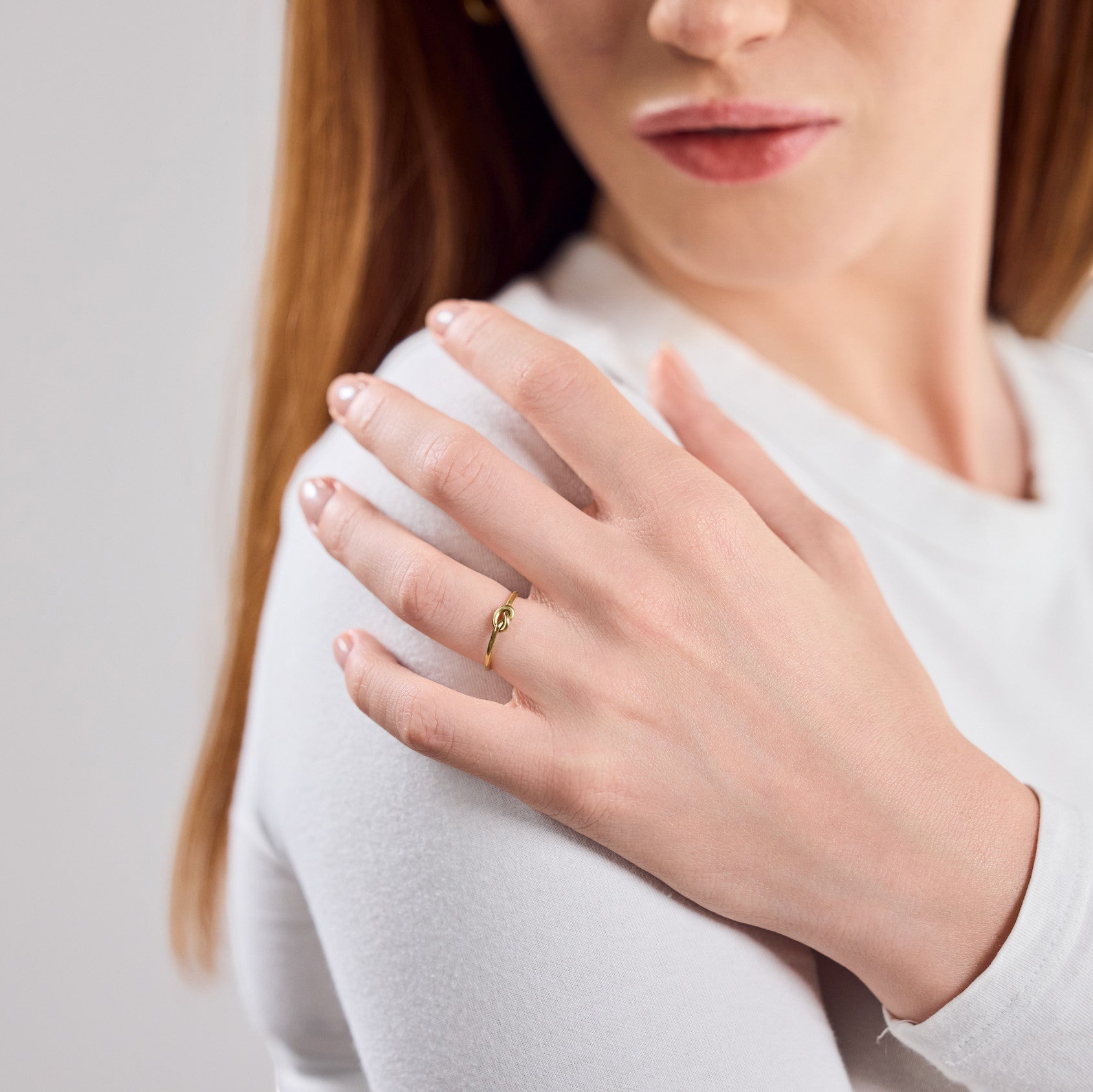 Feiner Ring mit Knoten gold handgemacht - Brezel Stapelring aus Messing - Nooe UG