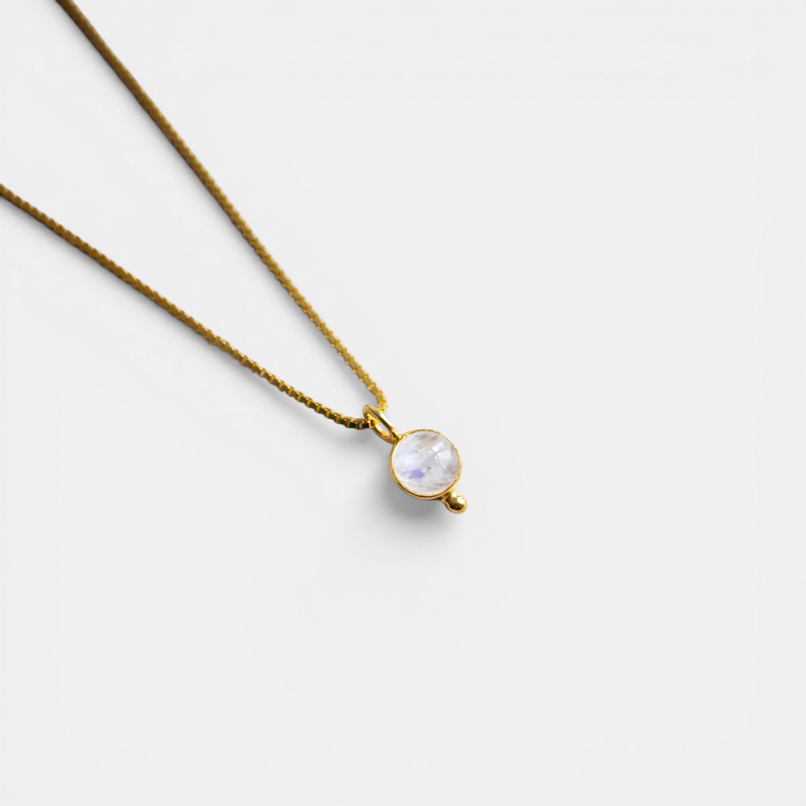 Zierliche Vergoldete Halskette aus 925 Sterling Silber mit rundem Regenbogen Mondstein handgemacht - Nooe UG