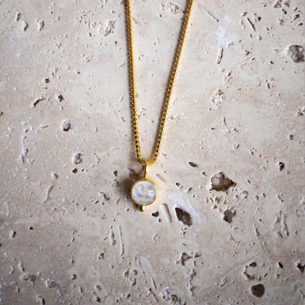 Zierliche Vergoldete Halskette aus 925 Sterling Silber mit rundem Regenbogen Mondstein handgemacht - Nooe UG