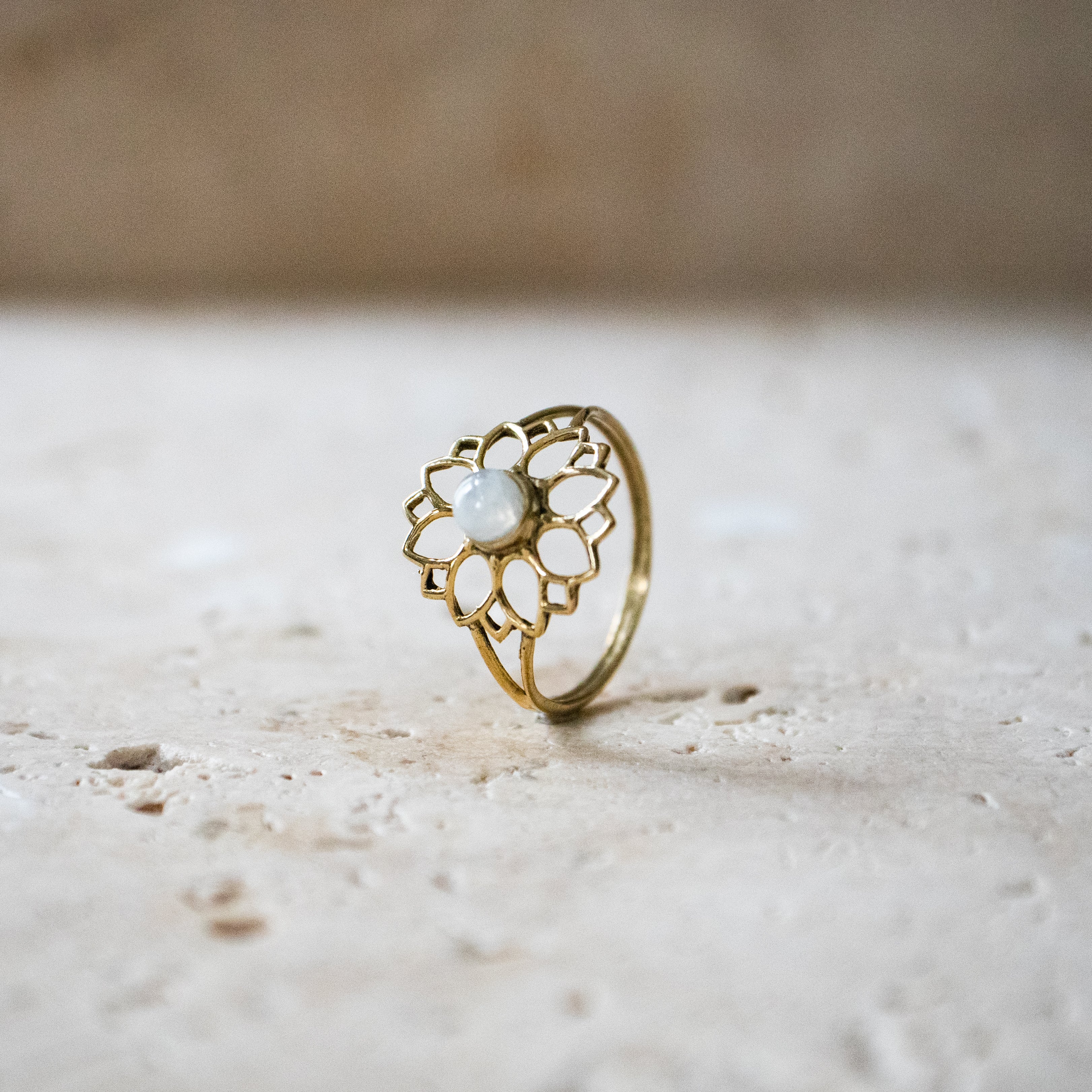 Floraler Edelstein-Mondstein-Ring aus Messing gold | Minimalistischer Schmuck Daisy