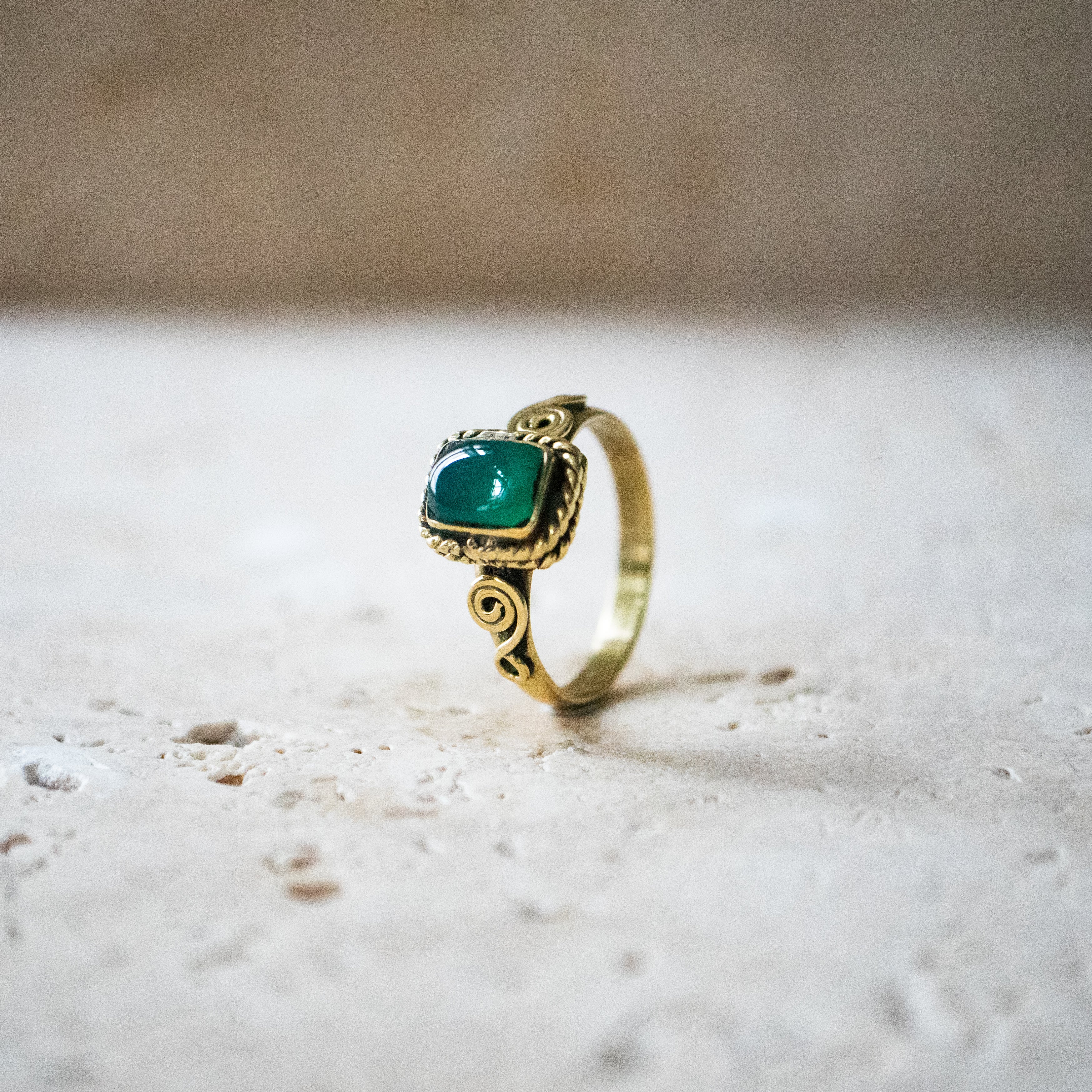 Anillo de ónix verde cuadrado juguetonamente hecho a mano