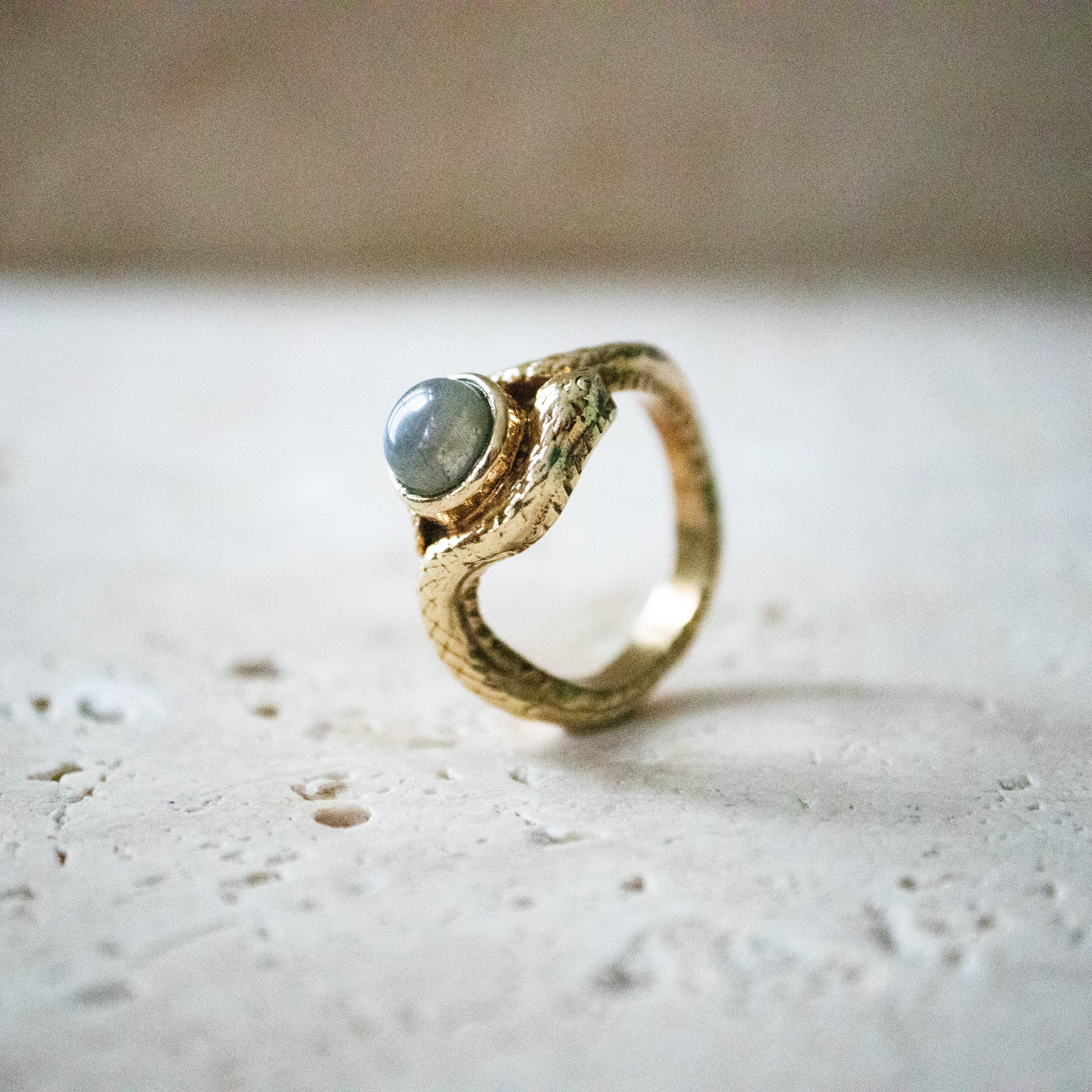 Schlangen Ring gold Labradorit asymmetrisch handgemacht